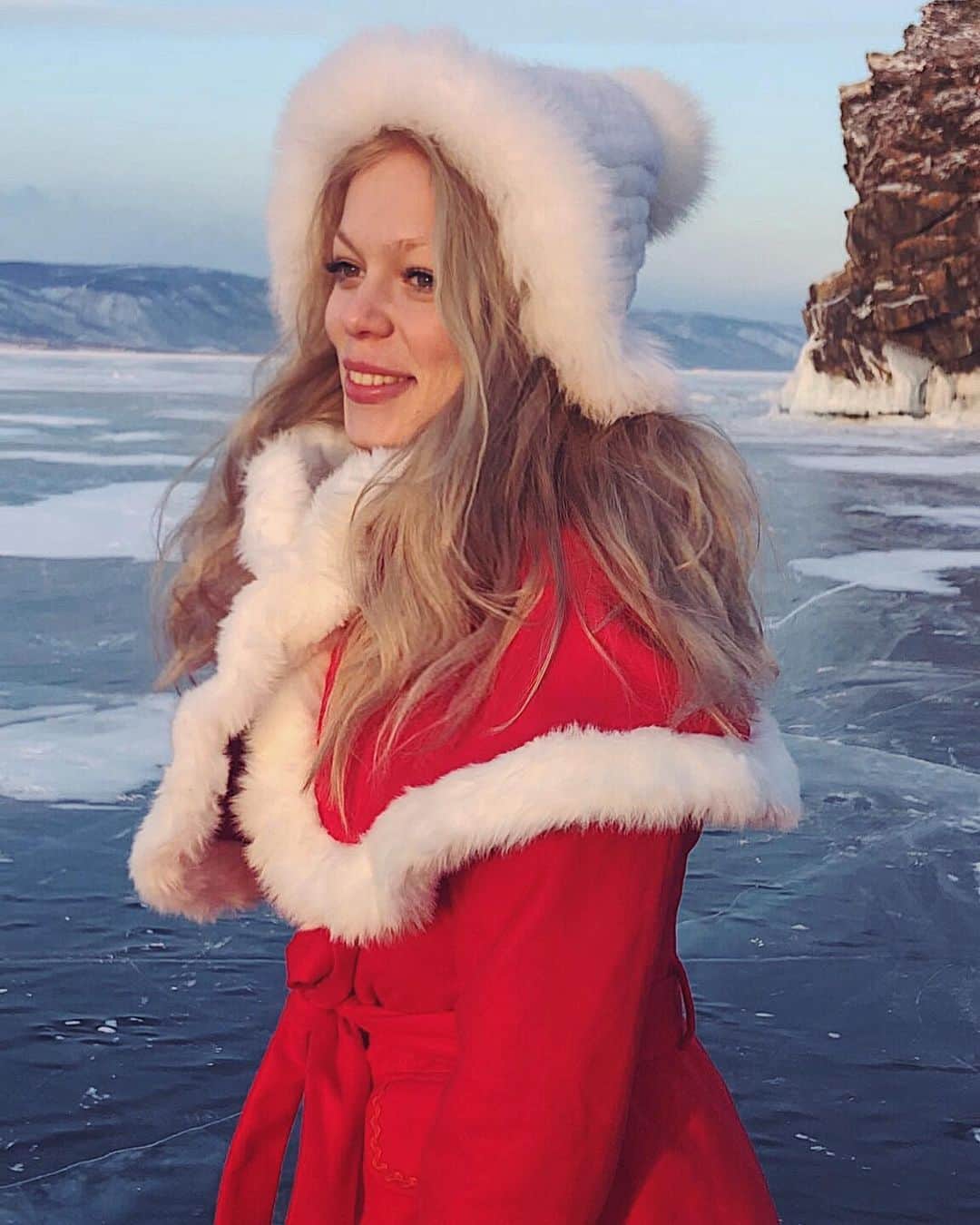 アナスタシヤ・ガルスチャンのインスタグラム：「Находимся на необычайно красивом месте России , а если быть точным - Байкал 😍❄️⛸ #байкал」