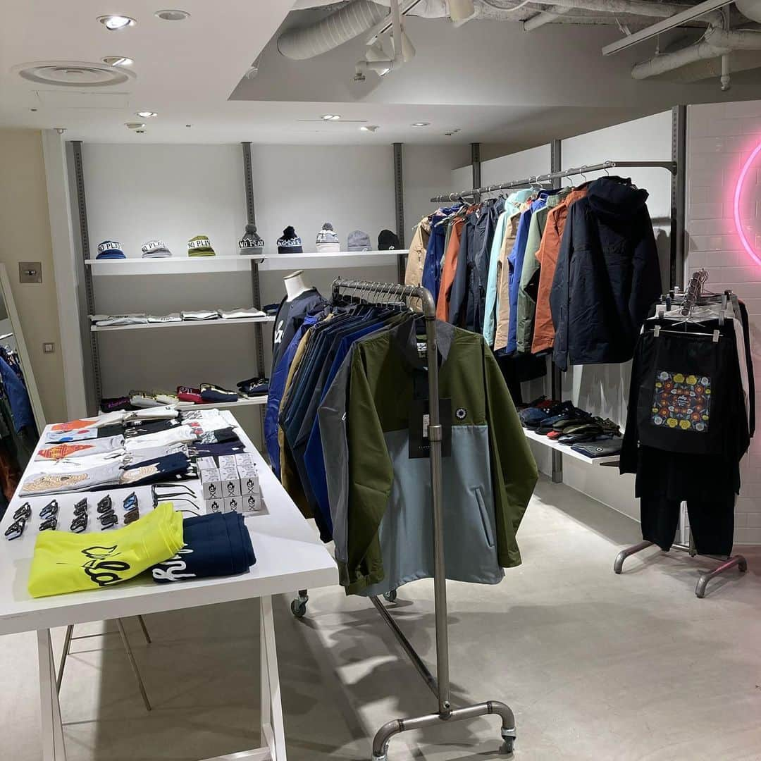 中島ヒロトさんのインスタグラム写真 - (中島ヒロトInstagram)「POPUP STORE  @p01_playdesign  @playdesign_minamistore  @hep_five   1月31日まで、HEP FIVEのB1Fにて。 ほぼ今のフルラインナップ。ぜひ。  #playdesign  #noplaynolife  #hepfive  #workdaysbecameplaydays   HEP FIVEの営業にあたっては、新型コロナウイルス感染拡大の予防のため、以下の取り組みを行います。 お客様にはご不便をおかけいたしますが、ご理解ご協力賜りますようお願い申し上げます。  ■施設内における感染拡大予防の取り組み ・従業員の検温など体調管理 ・従業員の手洗いやマスク着用の励行 ・施設内の積極的な換気 ・施設内の清掃・除菌の強化 ・施設内における除菌液の設置 ■お客様へのお願い ・施設内ではマスク着用をお願いいたします。 ・体調のすぐれないお客様のご来館はご遠慮願います。 ・一定の滞留人数を超えた場合、入館制限を行う可能性があります。 ・1F正面エントランスを入口専用、その他出入口を出口専用とさせていただく場合がございます。 　なお、B2Fエスカレーターはご自由に出入りいただけます。 ・施設内ではほかのお客様との距離を確保願います。 ・ジェットタオルの使用を中止させていただきます。 ・ベビーカーの貸出を中止させていただきます。」1月20日 19時48分 - djhirotonakajima