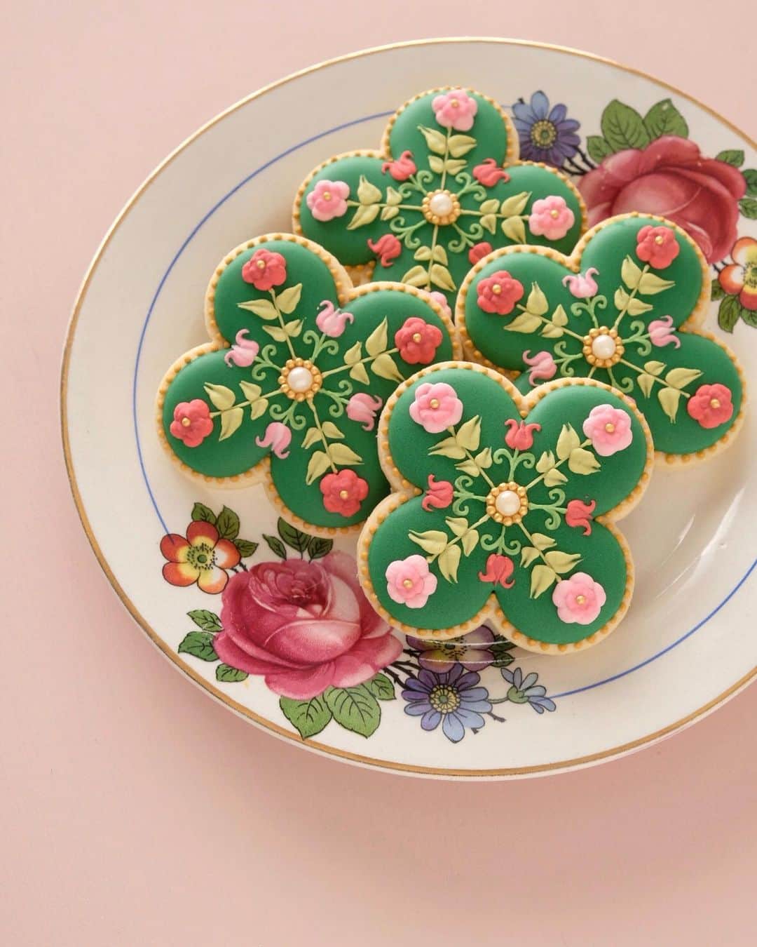 KUNIKAのインスタグラム：「Rose garden tile cookies🌹 I'm spending time very quietly these days under lockdown with my friend new ipad air. Watching Netflix, studying Procreate. I temporarily stopped making cookies and am enjoying learning new things! 👨🏼‍🎨  最近やっとipad airが届いて、Procreateを勉強中。 ちょっとずつ出来ることを増やして、色々な表現をできるようになりたいな〜 色々学んでいるうちに、作りたいクッキーのデザインも沢山浮かんでくるので、ちょっと休憩中のアイシングも再開するのが楽しみになってきました。🧜‍♀️  #artofkunika」