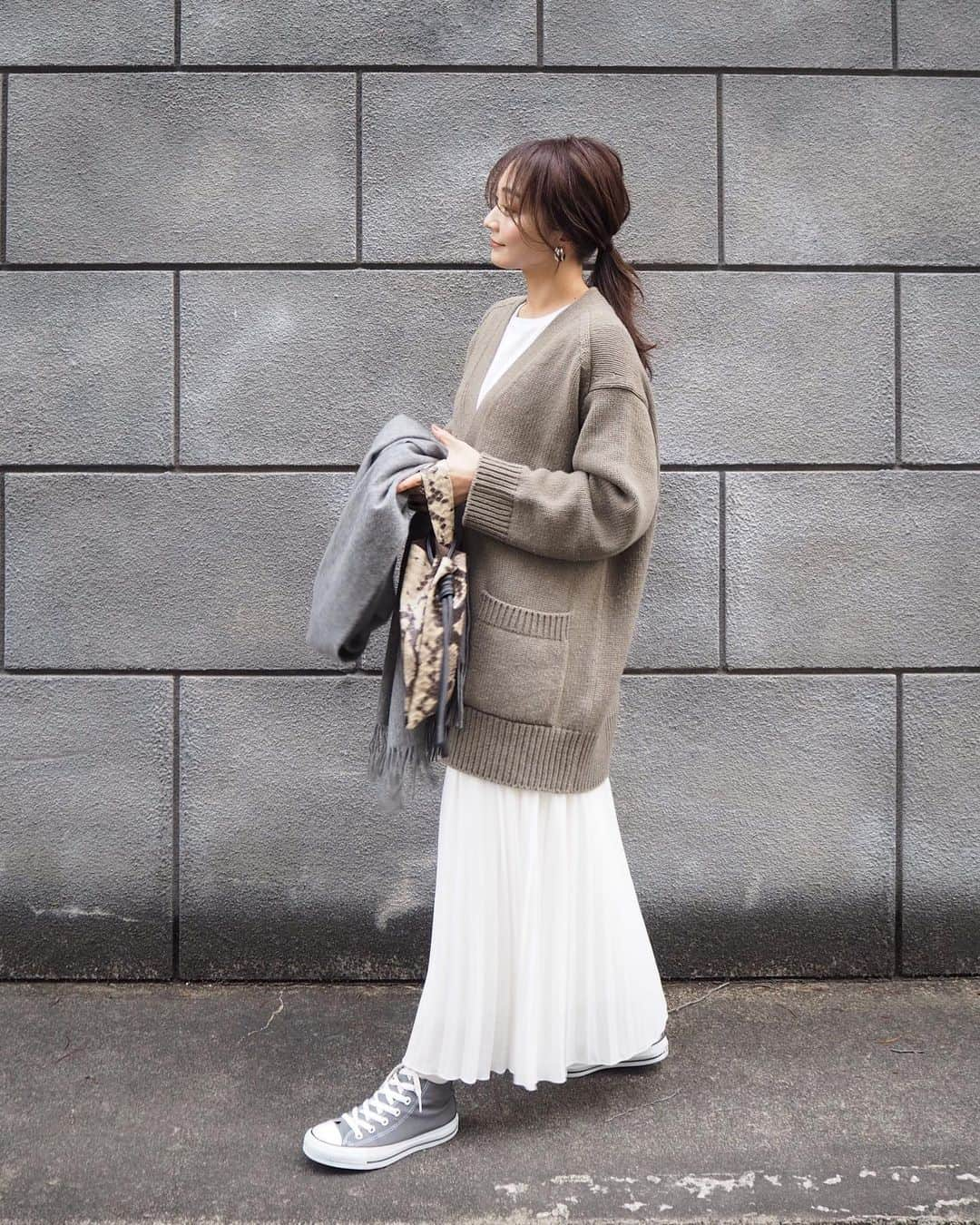 yoko178loveさんのインスタグラム写真 - (yoko178loveInstagram)「#coordinate ． ． マキシスカートは中に色々仕込めて 意外とあったかい😂 ． ． まだまだ寒いけど　 少しずつ日が長くなってる事に 仕事帰りに気がついた☺︎ 少しずつ春が近づいてる🌸 ． ． knit  @galerievie_jp  skirt  @urs_official  bag  @orsetto_official  ． #galerievie #カーディガン#urs_styling #プリーツスカート #converse #converseallstar #コンバースハイカット #orsetto #パイソン柄 #casual #大人カジュアル」1月20日 20時02分 - yoko178love