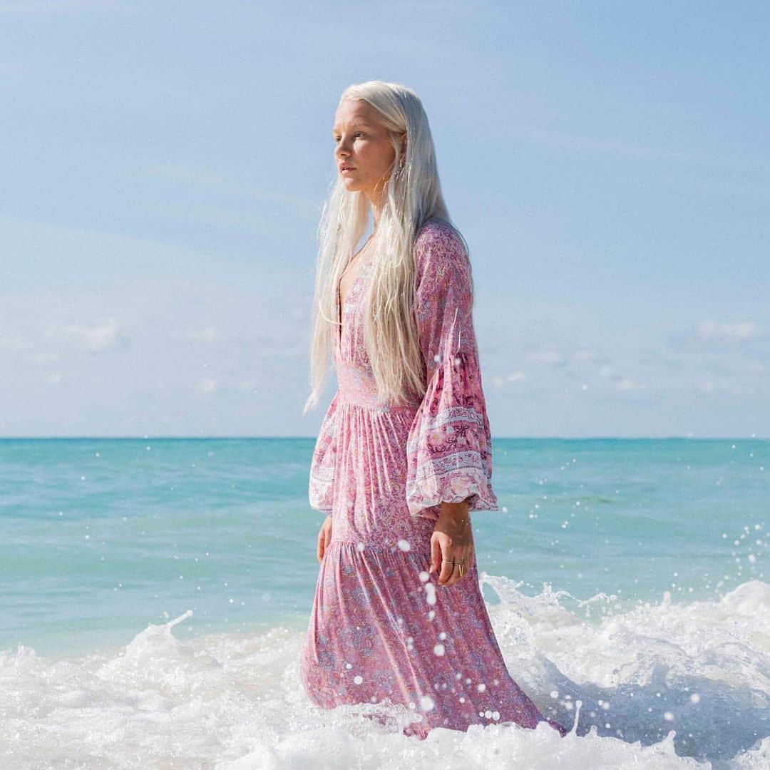 BillabongWomensJapanのインスタグラム：「最新のSweet Sessionsコレクションのスウィートな花柄のワンピースを楽しんで」