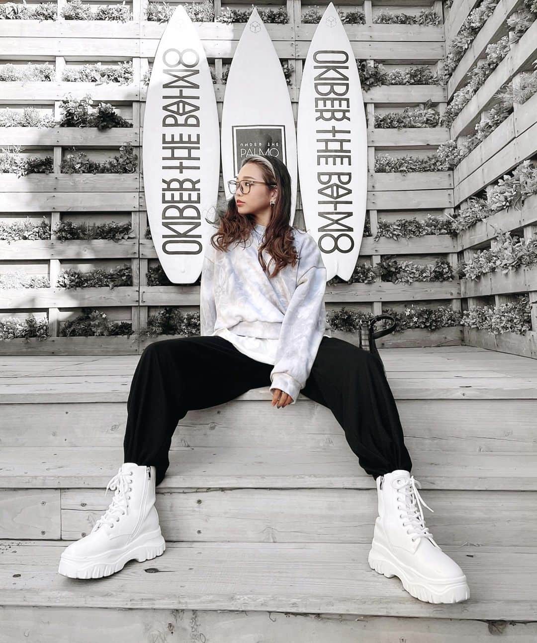 のインスタグラム：「@lveu.official のスエットでラフコーデ🖤🤍  波の音って聞くだけで心が癒される🌊  早く夏来ないかな〜！  #fashion#ootd#code#coordinate#sweat#sweatpants#スウェットコーデ#タイダイ柄 #スウェットパンツ#海#プチプラコーデ#低身長コーデ #コーデ紹介#l4l#ラフコーデ」