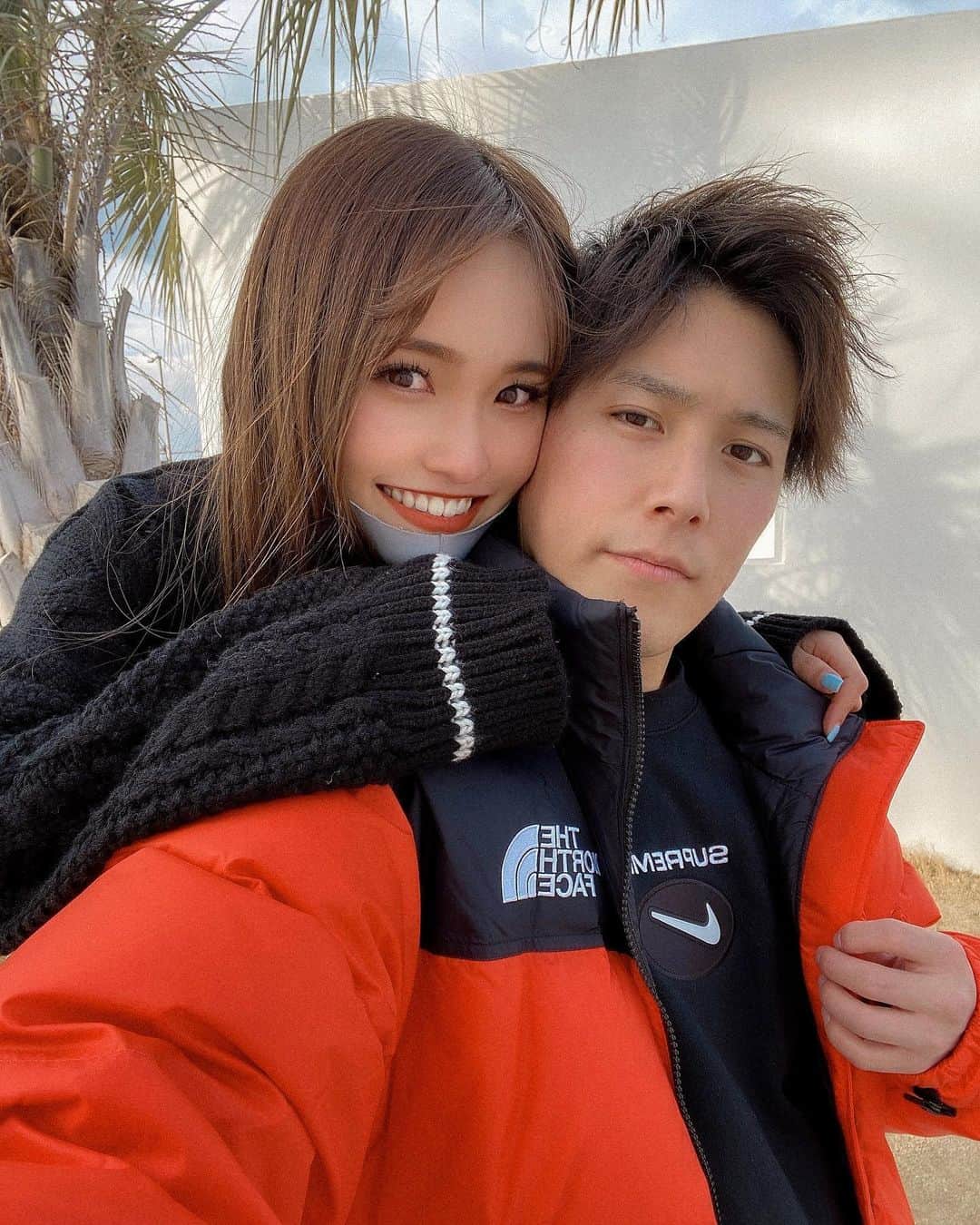 のインスタグラム：「. . 最近夫婦pic多め👩‍❤️‍👨 1人より2人の写真の方がいい✌🏽 風でセンター分けなってるけどww . 袖がお気に入りのニット🧶 @cittaa_1 のだよ〜💗 今FINAL SALEやってたからお得に買えるよ✔️ . . #cittaa #チッタ #冬服コーデ #数量限定 #スウェットコーデ #ワンマイルコーデ」