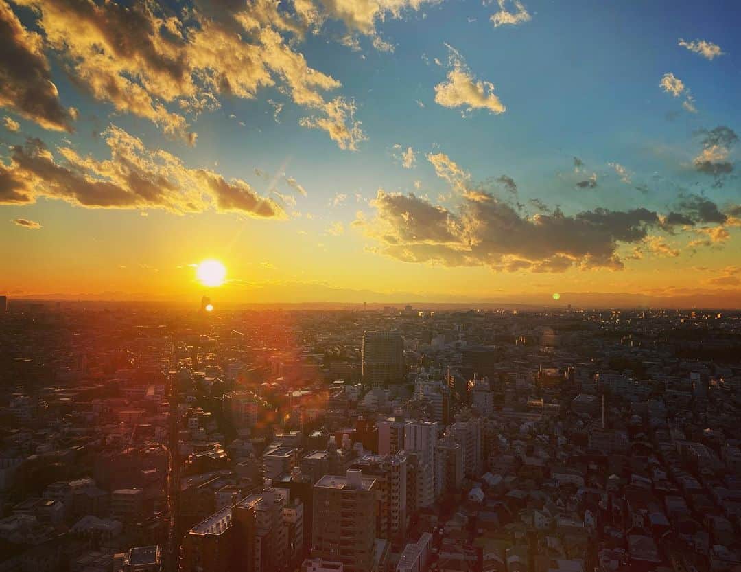 小林佳果のインスタグラム：「ラジオの生放送終わりに、 スタジオから見えた夕日。 地球はこんなにも美しいのに。」