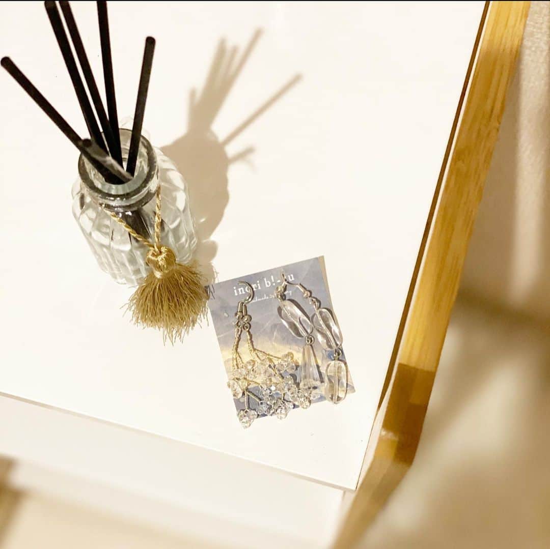 片桐優妃のインスタグラム：「お友達が#ハンドメイド #オーダーメイド の#アクセサリー の販売をはじめたと聞いて、#ピアス を作ってもらいました🤍 . @inori_bi_zu  . インスタのフォロワーさん限定で、DMすればオーダーに答えてくれるみたい📩 (¥2500〜) . 自分好みのカラーでオーダーしたり、金属アレルギー対応での注文も🆗 名前入りにもできるから、プレゼントにもいいかも🥰 アニメやキャラモチーフの希望もあれば相談にのってくれるよ🙆‍♀️💮 . 注文のときにこの投稿を見たと伝えると、購入品に＋アクセサリーをひとつ#プレゼント してくれるみたいなので🌸(その方の今までの投稿からイメージしたアクセサリー✨) . 気になる人は連絡してみてね😊💗 . . (inori_bi_zuは売上の一部を動物愛護団体や子供を守る団体に寄付しています🐶)」