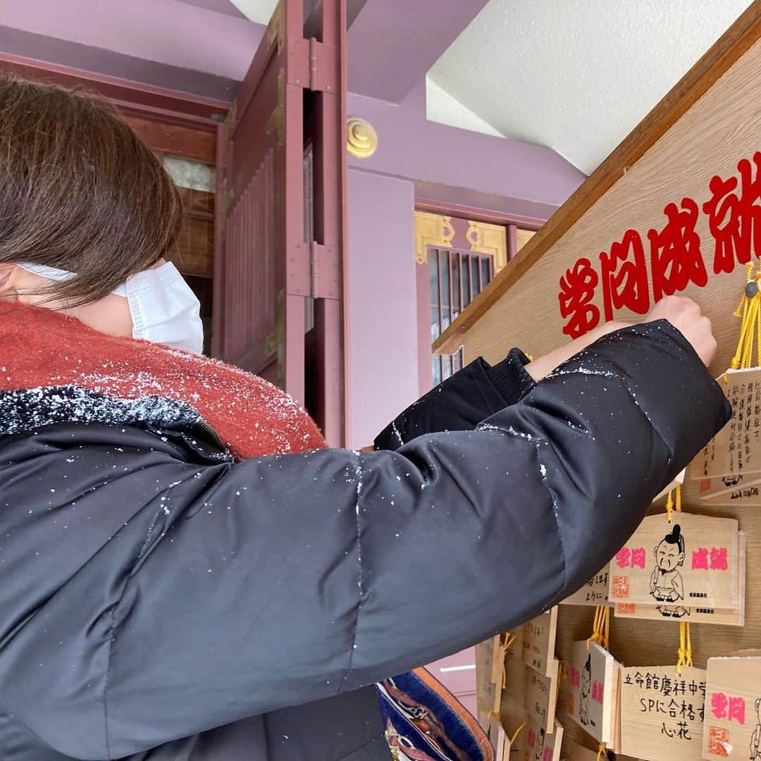 札幌ベルエポック製菓調理専門学校【公式】のインスタグラム：「✨合格祈願✨  専門調理技術考査を受験する 製菓・調理師科2年生が 試験本番に向けて 全力を発揮出来るように 澁谷先生と小西先生で 三吉神社⛩へ合格祈願に 行って来ました😆  ※動画は移動中の大通公園 完全なるホワイトアウトでした😲❄️  絶対合格✨ 職員一同全力で応援しています。  #国家試験 #合格 #ベルエポック  #おでかけ授業 #特別授業 #業界直結 #プロから学ぶ #本物 #学び #製菓  #調理  #カフェ  #製菓調理専門学校ベルエポック #衛生管理  #食材教育 #札幌ベルエポック製菓調理専門学校 #いろいろな体験と #たくさんの出逢い #可能性が広がる #ベルエポック」