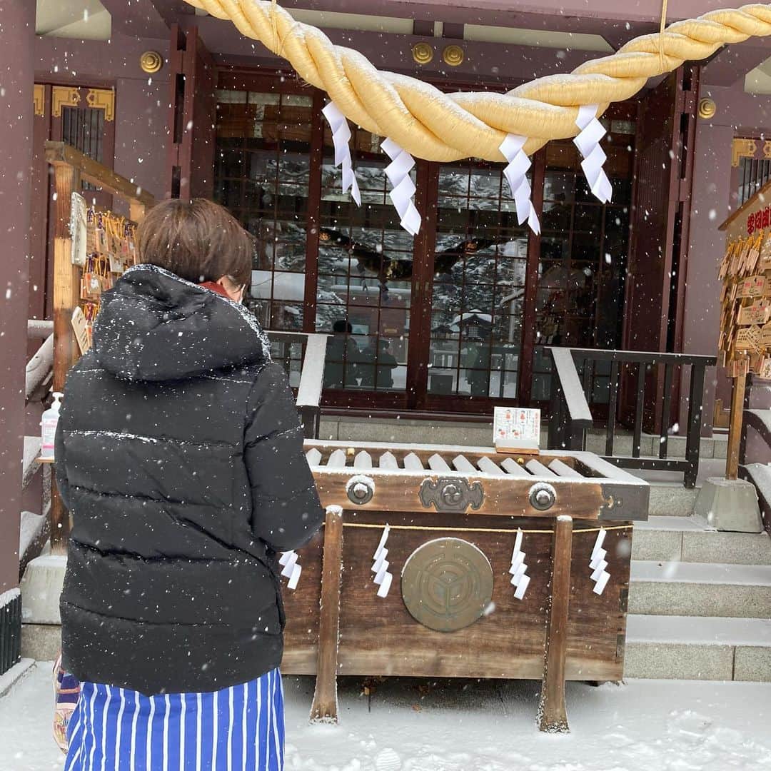 札幌ベルエポック製菓調理専門学校【公式】さんのインスタグラム写真 - (札幌ベルエポック製菓調理専門学校【公式】Instagram)「✨合格祈願✨  専門調理技術考査を受験する 製菓・調理師科2年生が 試験本番に向けて 全力を発揮出来るように 澁谷先生と小西先生で 三吉神社⛩へ合格祈願に 行って来ました😆  ※動画は移動中の大通公園 完全なるホワイトアウトでした😲❄️  絶対合格✨ 職員一同全力で応援しています。  #国家試験 #合格 #ベルエポック  #おでかけ授業 #特別授業 #業界直結 #プロから学ぶ #本物 #学び #製菓  #調理  #カフェ  #製菓調理専門学校ベルエポック #衛生管理  #食材教育 #札幌ベルエポック製菓調理専門学校 #いろいろな体験と #たくさんの出逢い #可能性が広がる #ベルエポック」1月20日 20時00分 - belle_foods
