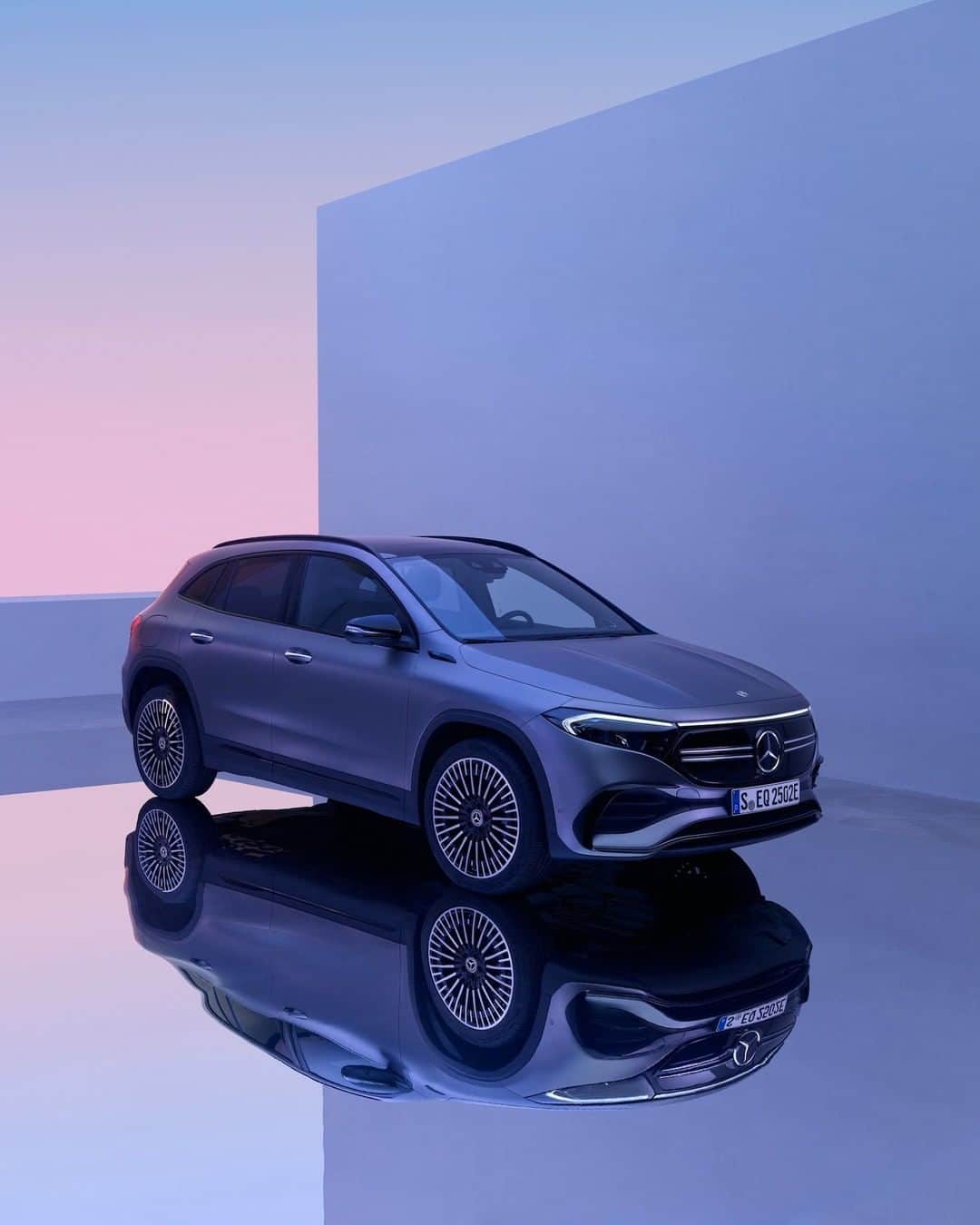 メルセデス・ベンツさんのインスタグラム写真 - (メルセデス・ベンツInstagram)「[Stromverbrauch kombiniert: 15,7 kWh/100 km  CO₂-Emissionen kombiniert: 0 g/km  mb4.me/DAT-Leitfaden-electric  EQA 250]  The electro-aesthetic design of the new all-electric EQA is a calling card for progressive luxury. @mercedeseq  #MercedesEQ #EQA #MercedesBenz #foranewgeneration」1月20日 20時00分 - mercedesbenz