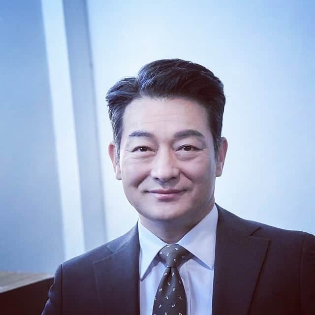チョ・ソンハのインスタグラム：「편안한 밤 보내고 계신가요? 1월달이 벌써 20일이나 지나가네요. 아직  한참 젊은나이인데도 요즘은 가끔  나이를 먹을수록  저의 허점과 부족함이  더 커지는 느낌이 드는건 어쩌면 당연한 것이겠죠?^^ 요즘 친구들을 못 만나니  저를 더 바라보게 되네요ㅋ 코로나 확진자 숫자가 줄어드는 것을 보니 조금은 위안이됩니다. 여러분 모두 힘내세요. 더 건강 챙기시고 화이팅하세요.^^ 사랑하는 사람들과  한번 더 웃어보는 시간들 보내세요 ^^ 사랑합니다 ^^」