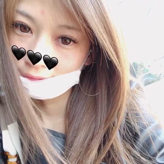 長谷川唯のインスタグラム：「・ ・ 化粧をしない日が続くと逆ギレにニキビができたりする🤔今日はもう眠くなってきたから早めに寝ちゃおう🥱🪶  ・ ・ #me #today #happy #love #今日もおつかれさまでした #instagood」