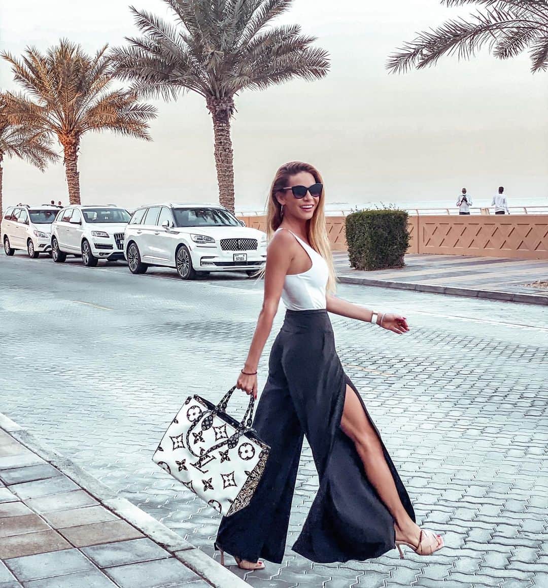 のインスタグラム：「𝒮𝓉𝓇𝑒𝑒𝓉𝓈 𝑜𝒻 𝒟𝓊𝒷𝒶𝒾 🇦🇪   #ootd #mydubai #andrealifestyle #zivotpodleandrey #visitdubai #uae #andreaveresova #andreaveresovaofficial #vereskalifestyle #zivotpodleandrey #andreaveresovamodel」