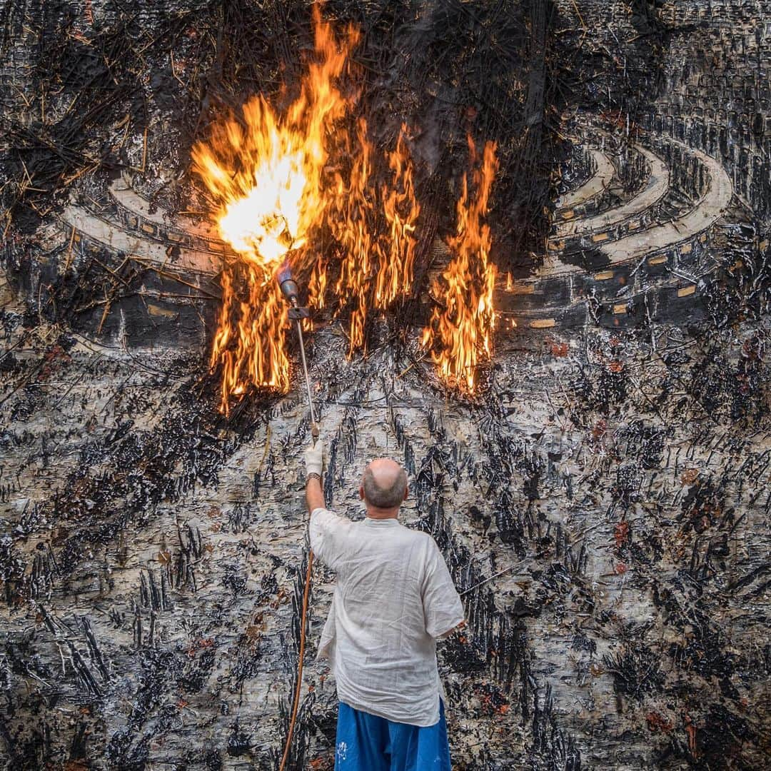 ガゴシアン・ギャラリーさんのインスタグラム写真 - (ガゴシアン・ギャラリーInstagram)「“Language is not there to signify something, but to uplift a whole other world.” —Anselm Kiefer  Anselm Kiefer is currently featured on the cover of Whitewall’s Winter 2021 Experience Issue. Kiefer’s sweeping paintings of desolate landscapes incorporate materials including wheat, gold leaf, ash, and lead. He describes his process as one of constant beginning and destruction—as captured in the cover image taken at his studio—acknowledging the connection between nothingness and existence. Follow the link in our bio to read the issue online.  An exhibition of four monumental new paintings by Kiefer, "Field of the Cloth of Gold," opens on February 7 at Gagosian, Le Bourget. Keep an eye out for more details!   __________ #AnselmKiefer #Gagosian @whitewall.art Photo: Atelier Anselm Kiefer, 2019 © Anselm Kiefer」1月20日 20時09分 - gagosian