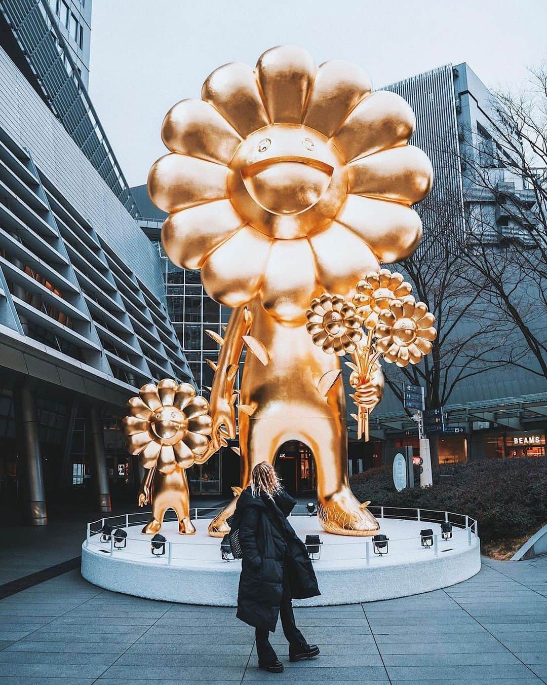 Promoting Tokyo Culture都庁文化振興部さんのインスタグラム写真 - (Promoting Tokyo Culture都庁文化振興部Instagram)「Takashi Murakami's "Flower Parent and Child' stands at about 10m high at Roppongi Hills 🌼 Viewers can see it give off different expressions depending on the angle and time of day. - 六本木ヒルズに現れた高さ10メートルにもなる巨大な「お花の親子」🌼 見る角度や時間帯によって様々な表情を見せてくれるそうです。  #tokyoartsandculture 📸: @linejka」1月20日 20時12分 - tokyoartsandculture