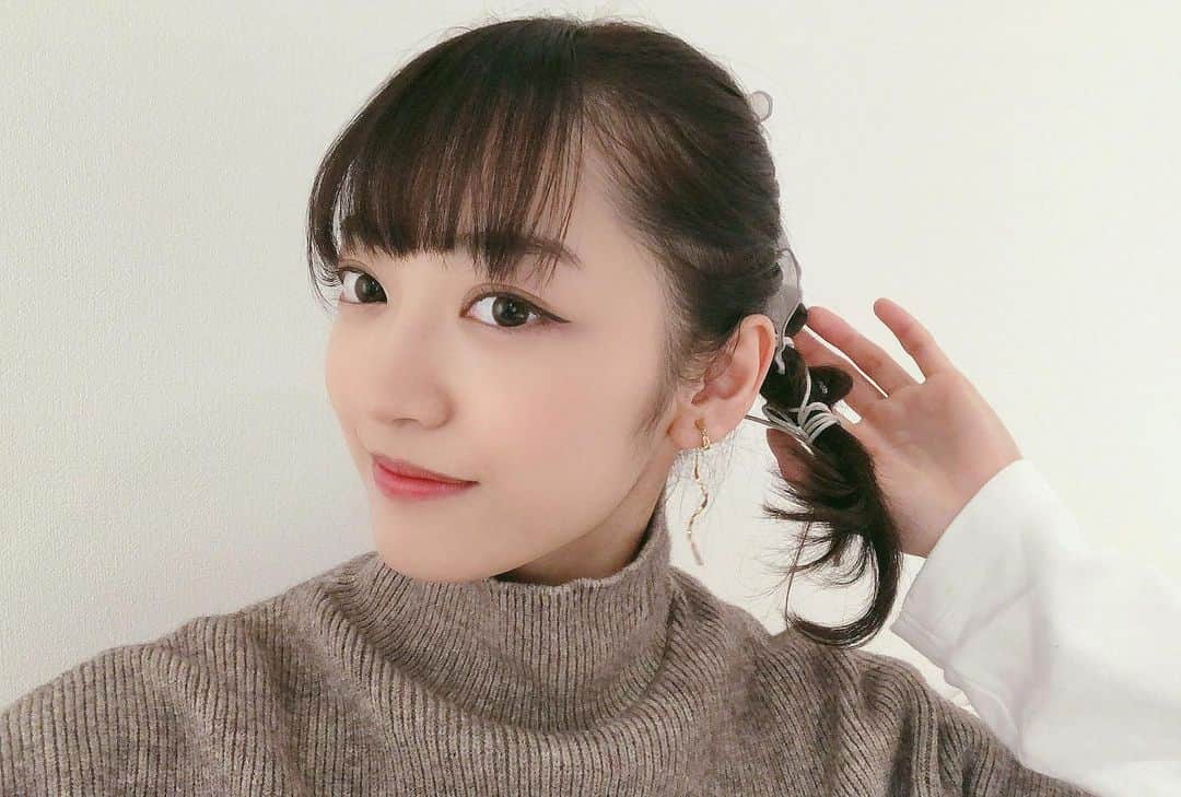 のインスタグラム：「昨日更新のYouTube「こつこつみきちゃんねる」で簡単ヘアアレンジを4つ紹介しました！ 前写真載せてみんなからも好評だったこの #たまねぎヘア がお気に入りです〜♪ 意外と簡単に出来るので是非YouTubeでやり方をチェックしてね☺️ #ヘアアレンジ #ヘアアレンジ簡単 #紐アレンジ #黒髪 #セミロング」