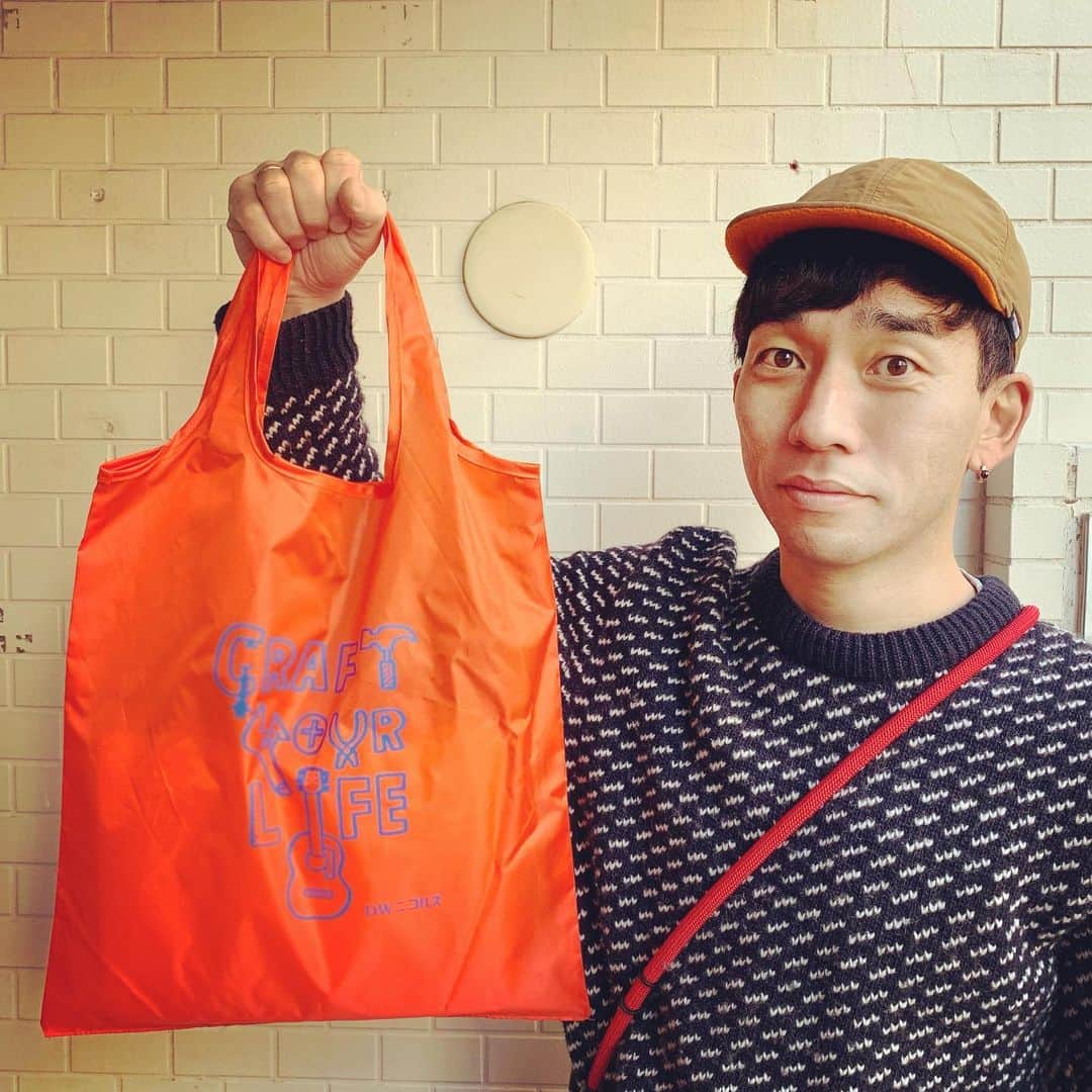 のインスタグラム：「CRAFT YOUR LIFE BAG こんなに小さくなります。 ボクの手がデカいので実際は想像よりは大きいかもしれません。笑  プロフィールからONLINE  SHOPへ！」