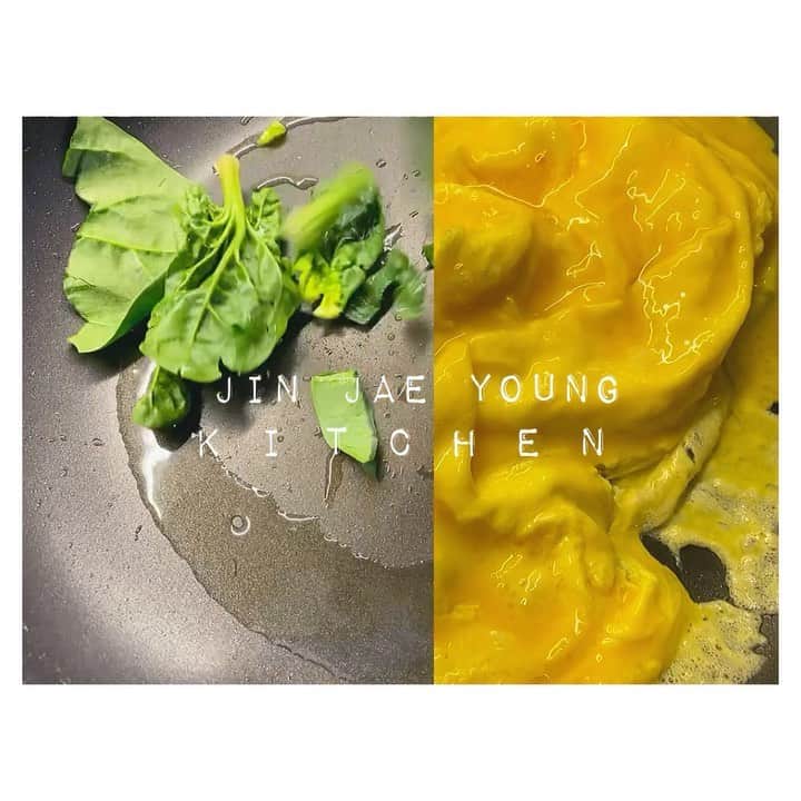 チン・ジェヨンのインスタグラム：「. 김밥보다 쉬운 명란주먹밥 질문에 답을 다할수가읍써용. 오늘 삼각주먹밥틀은 @blulegno_  블루레뇨 제품이예요. 참으로 정성스러워 오래오래 쓰고싶은아이들이예요.  . 밥은 소금간없이 명란.참기름.깨 만 넣어요.  짜네안짜네 할필요없어서 요리를 못하시는분들은 더더욱 추천드려요.  평소. 명란을 즐기지않으셨다면 더 추천드려요.  아. 더살껄.  무릎을탁치는 명란의신세계를 맛보실꺼예요.  설 배송대란전 안전하게보내드리려고 열심히준비한 명태자명란은  ♥️내일. 오전11시만나요.  . . *1/26 순차발송시작되어요. *제주발송가능 (추가배송비) . #콘티✖️맛의명태자 (1/21-24) #진재영_ucc #진재영키친 @con.t_commerce  @myeongtaeja_ . .」
