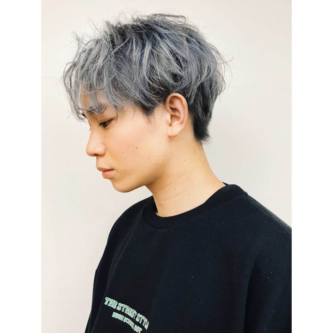 veticaのインスタグラム：「▼ vetica guest hair▼  今流行りの髪型も、シルバーグラデーションカラーで個性を出して⛄️🌿  hair 高木　@takaotakagi   #vetica #tokyo #harajuku #mens #beauty #hair #cut #color #bleach #　#お客様ヘア」