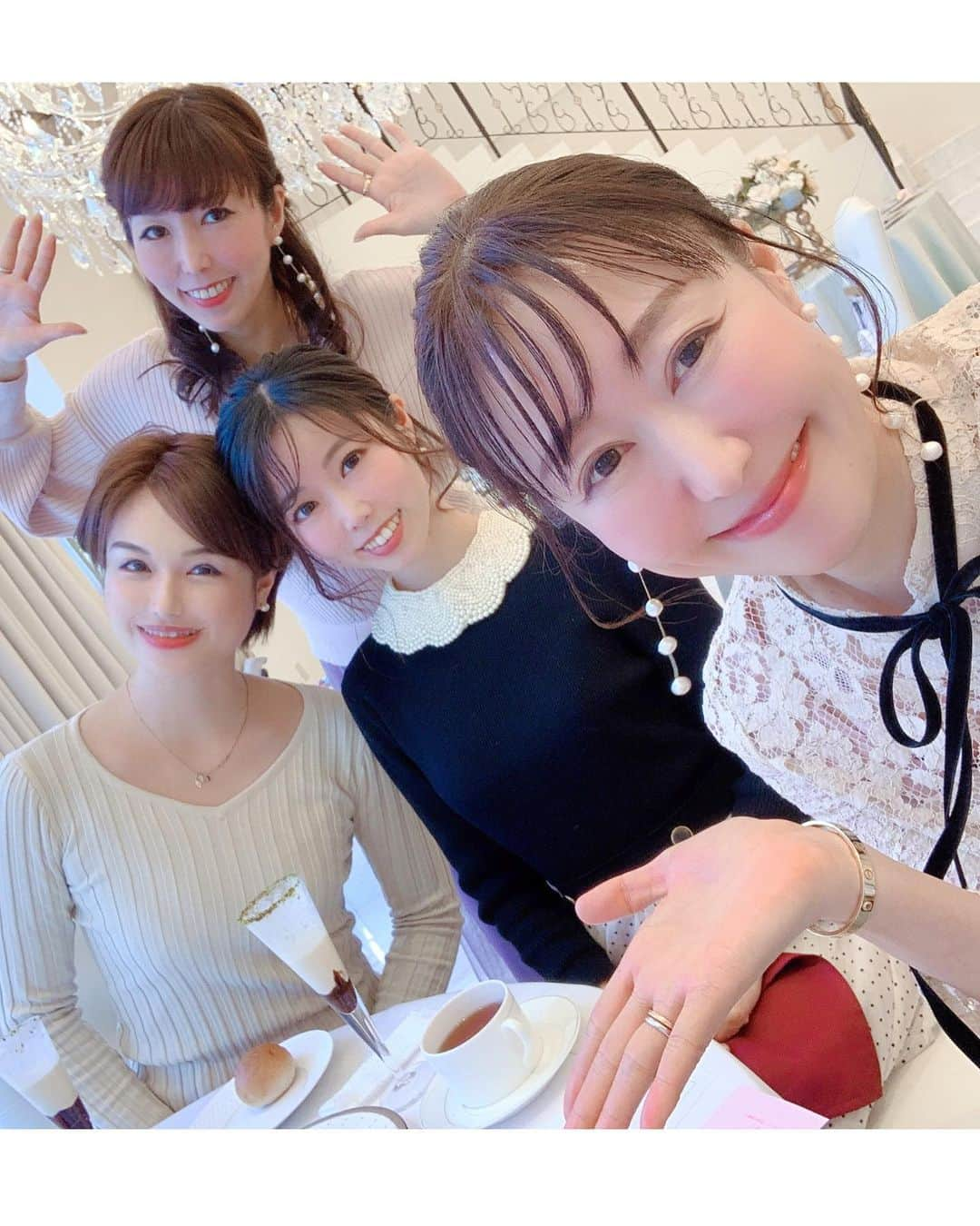 じゅみさんのインスタグラム写真 - (じゅみInstagram)「☕️💛﻿ ﻿ アフタヌーンティーって﻿ なんでこんなワクワクするんやろ🥰﻿ ﻿ 先日投稿し切れなかった写真です📸﻿ ﻿ 📍﻿ @cafe_tony_garden  ﻿ こちらは﻿ 1/25から楽しめる﻿ バレンタインアフタヌーンティー🫖💓﻿ ﻿ テーブルセッティングも可愛すぎて癒される✨﻿ ﻿ あつあつのスコーンまでハート型♥️﻿ 割った瞬間ほわっと﻿ バターの香りで幸せでした😍﻿ ﻿ ﻿ 先日のアフタヌーンティーでは﻿ めぐさんとゆうきさんにもお会いできました💛﻿ ﻿ 優しくて美しい方々と会うと﻿ またさらに元気になる😋﻿ ありがとうございました🙏✨✨﻿ ﻿ #カフェトニーガーデン﻿ #ラファエロカフェ #セントラファエロチャペル御堂筋　#結婚式場 #wedding﻿ #ブライダル #ドレス撮影 #アフタヌーンティー﻿ #大阪グルメ #本町グルメ」1月20日 20時21分 - jumy_as