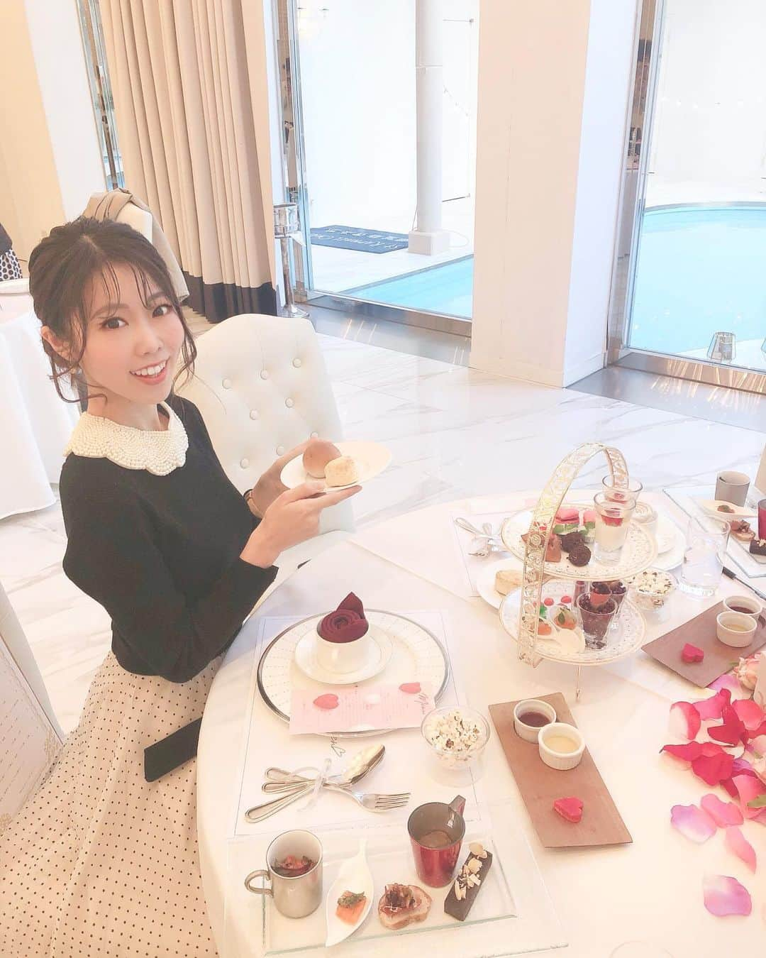 じゅみさんのインスタグラム写真 - (じゅみInstagram)「☕️💛﻿ ﻿ アフタヌーンティーって﻿ なんでこんなワクワクするんやろ🥰﻿ ﻿ 先日投稿し切れなかった写真です📸﻿ ﻿ 📍﻿ @cafe_tony_garden  ﻿ こちらは﻿ 1/25から楽しめる﻿ バレンタインアフタヌーンティー🫖💓﻿ ﻿ テーブルセッティングも可愛すぎて癒される✨﻿ ﻿ あつあつのスコーンまでハート型♥️﻿ 割った瞬間ほわっと﻿ バターの香りで幸せでした😍﻿ ﻿ ﻿ 先日のアフタヌーンティーでは﻿ めぐさんとゆうきさんにもお会いできました💛﻿ ﻿ 優しくて美しい方々と会うと﻿ またさらに元気になる😋﻿ ありがとうございました🙏✨✨﻿ ﻿ #カフェトニーガーデン﻿ #ラファエロカフェ #セントラファエロチャペル御堂筋　#結婚式場 #wedding﻿ #ブライダル #ドレス撮影 #アフタヌーンティー﻿ #大阪グルメ #本町グルメ」1月20日 20時21分 - jumy_as