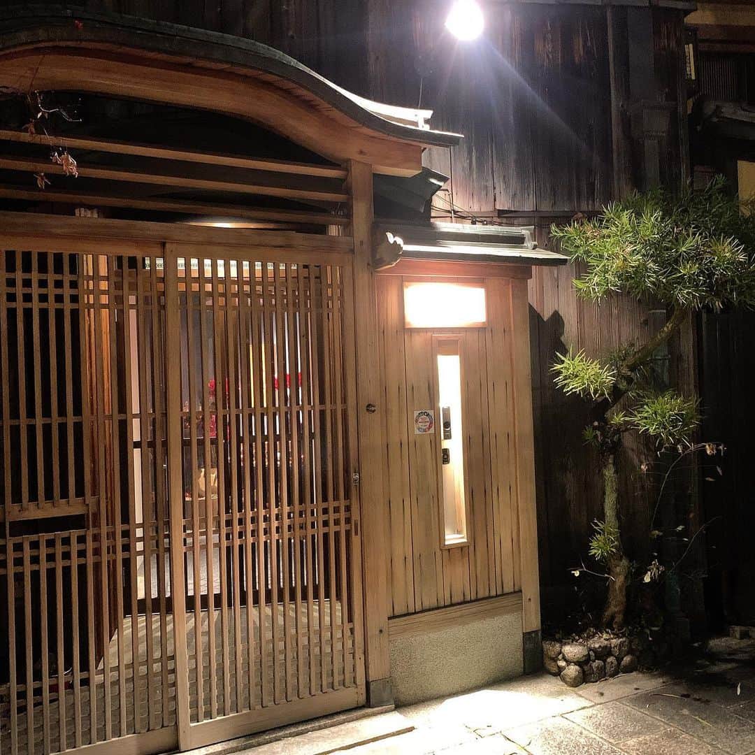 はるぽんさんのインスタグラム写真 - (はるぽんInstagram)「. . @kumanoyakitori_gion . 祇園にある会員制の焼き鳥屋さん🐓 . トリュフたまごかけごはんも追加♡ 日本で二番目に高いらしい🥺✨ . めっちゃ美味しかったし 最後帰り際に熊の絵が描いてるカイロもらって…😭♡ . 心が温まった😚♡ . #熊の焼き鳥 #祇園 #会員制焼鳥」1月20日 20時24分 - harupon96