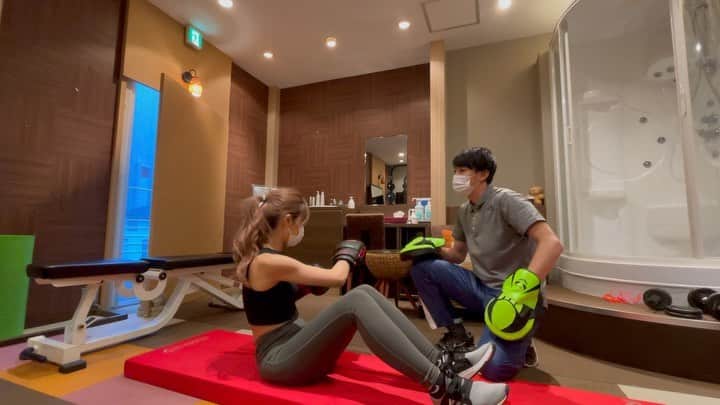 片桐舞子のインスタグラム：「2021年 @lesanges_sands での初トレ🥊 こないだやーっと行けました✨  腹筋なし子な私を追い込む トレーナーさんの図  15回って言ったじゃん😂！！  お家でできる自重トレも教えてもらい 今年は「痩せる」じゃなくて 「ヒップアップ」に目標を完全シフト🍑⤴️  正直、こんなに早く体重落とせると思ってなくて だってサロン行き始めて2ヶ月で7〜8kgだよ？  それでいて別に そんなに食べるの我慢してない(笑)  むしろ「ちゃんと食べて下さい」って 最初から言われ続けてる。  食べるものの内容とタイミング どうして必要なのかを理解して食べてるから ダイエットに対する意識が180度変わったし 週一回はチートで発散してるし 毎日食べ物のこと考えてパクパク食べてますw  糖質なんてマジで制限ゼロです🙆🏼‍♀️  トレーナーさんがちゃんと見てくれるから 不安なく食べられること 必要な筋トレや有酸素運動をちゃんと 指示してもらえること その安心感が結果に繋がって 自分自身も学んでいけてるからすごい✨  軽く人にアドバイスできるほど 私も成長している(笑)  出逢えて良かったと本当に感じてるし 文句なしにオススメできるので パーソナル始めたい方は 是非行ってみて下さい💚  そんなわけで 今年はスタイルUPを目指して @lesanges_sands さん引き続き お世話になります🍑  #ダイエット#パーソナルトレーニング#食事管理#レコーディングダイエット#エストレボディー#ボクササイズ#腹筋女子#反り腰でもできる腹筋トレ#ヒップアップ#桃尻計画」