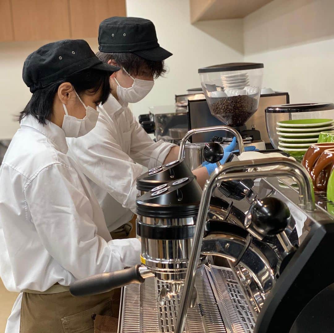 札幌ベルエポック製菓調理専門学校【公式】のインスタグラム：「カフェ科1年生  業界トッププロから学ぶ‼️ 後藤先生のバリスタ実習  世界基準の珈琲の香りの 表現を学びます☕️ 以前は、苦い、酸っぱいなど　 としか表現されなかった 珈琲の味わいが、現在では 「甘味、酸味、苦味、ボディ、香り」と、より細かく分けられ、 さらに「ベリーのような」などの表現でその特徴が表されています‼️  お客様に商品の特徴を お伝えする為表現の幅を 広げて学んでいます😊  珈琲の奥深さが学べるのが ベルエポックの特徴です。  #特別授業 #おでかけ授業 #特別授業 #業界直結 #プロから学ぶ #本物 #学び #製菓  #調理  #カフェ  #製菓調理専門学校ベルエポック #衛生管理  #食材教育 #札幌ベルエポック製菓調理専門学校 #いろいろな体験と #たくさんの出逢い #可能性が広がる #ベルエポック」