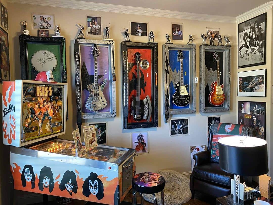 KISSさんのインスタグラム写真 - (KISSInstagram)「#CollectingKISS! Thanks to Bobby Tindel for sharing his #KISS office with us. Nice! #KISSARMYROCKS」1月20日 11時34分 - kissonline