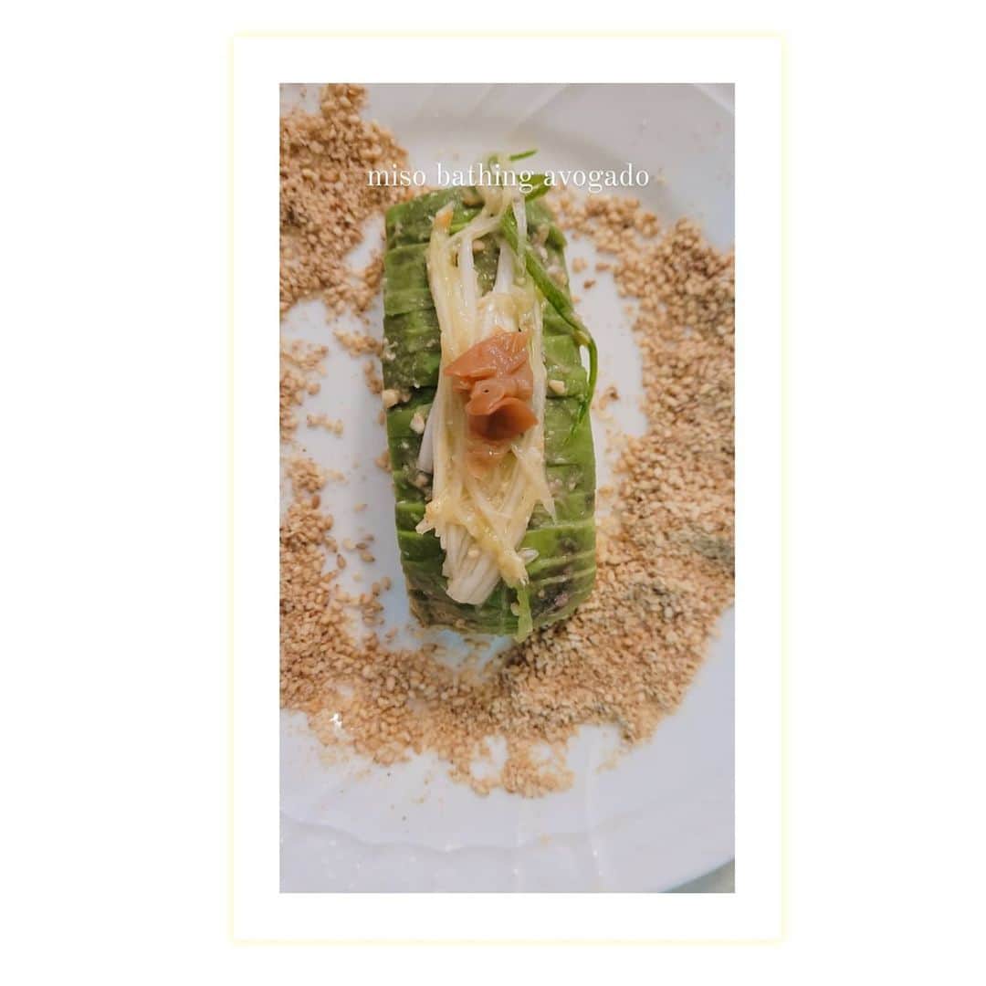 LISACHRISのインスタグラム：「生の彩り 地球を見つける 令和の呼吸 😀 🤍 沖縄県 りっピー  #highrawvegan #rawsweets 🏞🤍」