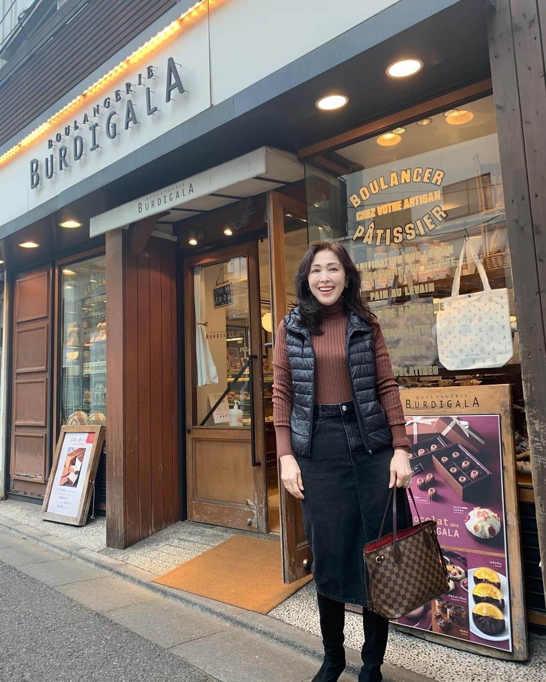 のインスタグラム：「私はとにかくパン好き🍞🥐 朝もパン、お昼もサンドイッチが多いかも。 そして、パスタ。  多分、お米よりも小麦が好きなのだと思います。グルテンフリーは、絶対できない、笑  I’m a bread lover. Here is one of my favorite bakery in Hiroo.  @definebeautyjapan  @definebeauty @ディファインビューティ  #パン好きな人と繋がりたい  #パン好き  #コスメ好きな人と繋がりたい  #ファッション好きと繋がりたい  #アラフィフコーデ #アラフィフ女子 #大人可愛い #今日のコーデ #大人スタイル #広尾グルメ  #スナップミー #上品コーデ #キレイめコーデ #化粧品  #instapicture  #beauty  #beautiful  #fashionblog #fashionblogger #dailylook #tokyolife」