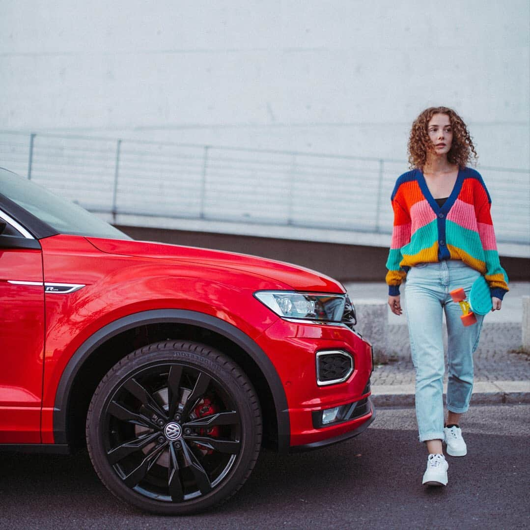 フォルクスワーゲンさんのインスタグラム写真 - (フォルクスワーゲンInstagram)「Live life colourful.   #colourful #red #vivid #vwtroc #Volkswagen  #vw #フォルクスワーゲン #ワーゲン  #troc #ティーロック #car #carlifestyle #lifestyle #cargram #slideperfect #スケートボード #カラフル #赤 #ビビッド」1月20日 11時31分 - vw_japan