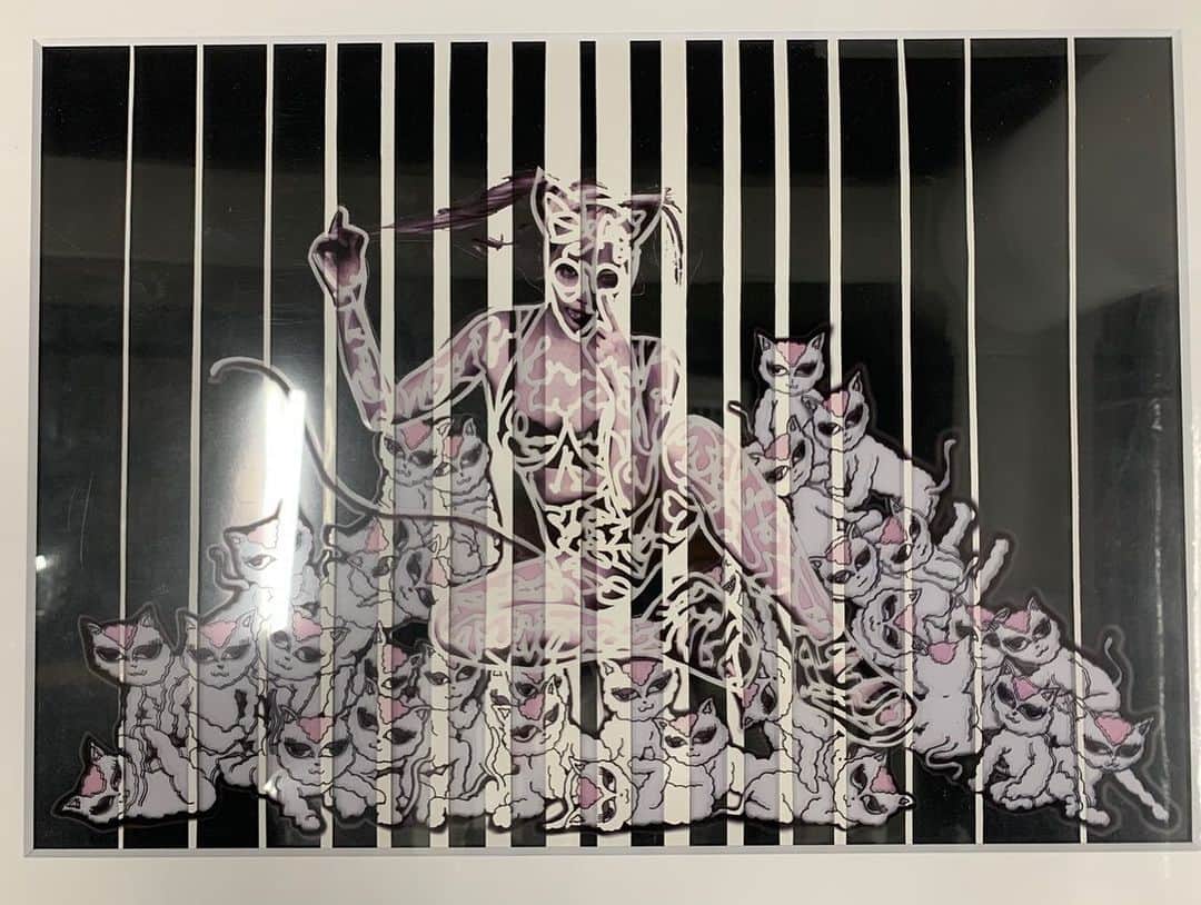 のインスタグラム：「現代芸術家 @pac___cat さんとのコラボレーション作品。  About 30 cats are in the cage. 297×420mm PAC CAT × ASACHILL  写真と絵をカットアウトとフィルムを重ねて仕上げていただきました。ちるはモデルをさせていただきました。  This is a collaboration work with PAC CAT. Photographs and pictures are cut out and film is layered. ASACHILL was the model.  PAC CAT 東京在住 00年代から独学で作品を制作。 自由な素材・技法選びとコンセプチュアルな表現が特徴。  あさちるのアートはこちらアカウント @chillart.tokyo  #ちるアート」