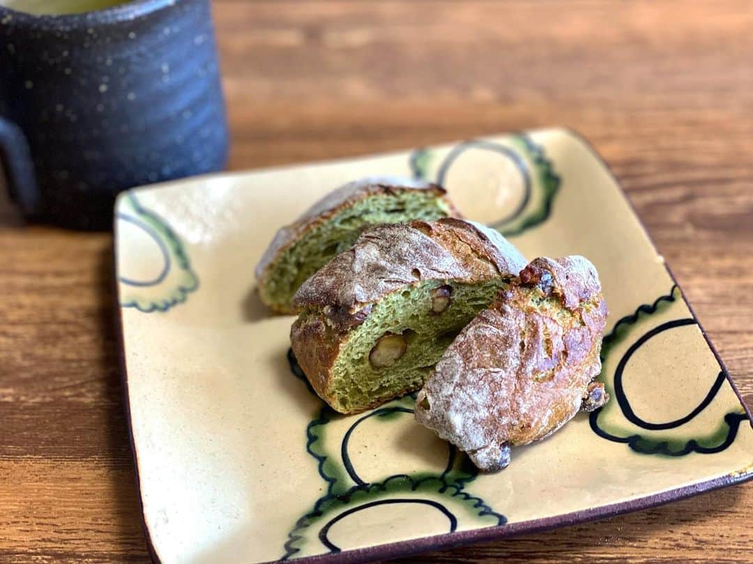 eiko kagamiのインスタグラム：「. . ストーリーズでも速報した 美味しすぎたパン🥐🧡 いずみちゃんからお裾分けして頂いた、 @happa.nekko.bakery さんの抹茶と塩豆パン❤︎ 名前からいきなり美味しそう！♡笑 @kusumoridou_kawakita のお茶を使用されていて 私は冷凍からオーブンで焼いて頂いたのですが あまりの優しい甘みと最高の食感で、食レポがヘタな私ですがレポせずにはいられないパンでした✨ . 美味しいものは家族のコミュニケーションにもなるし、 身体も幸せだし嬉しいね🥰 娘も絶対喜ぶだろうな〜❤︎ . . . . いずみちゃん @izumisudo ありがとう💕 . #パン#抹茶 #お茶#お茶の時間 #おめざ#塩豆 #外はカリッと #中はモッチモチ」