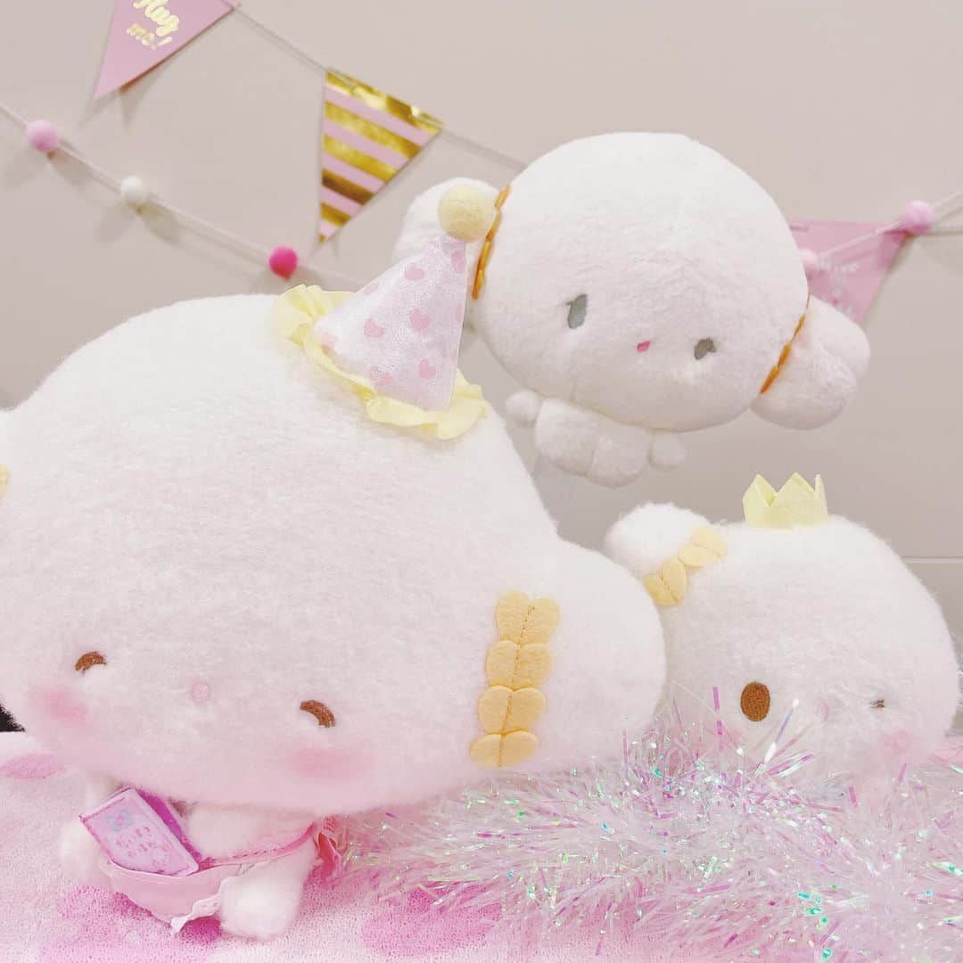 こぎみゅん（サンリオ）のインスタグラム：「今日はこぎみょんのウェルカムパーティーだみゅん･･ 会社の人がグッズ化してくれたぬいぐるみ、 パーティーデザインでとってもかわいいみゅん･･♡  https://shop.sanrio.co.jp/list/918/  #だいすきのほん #こぎみゅん #サンリオ #sanrio #こぎみょん #ようこそこぎみょんパーティー」
