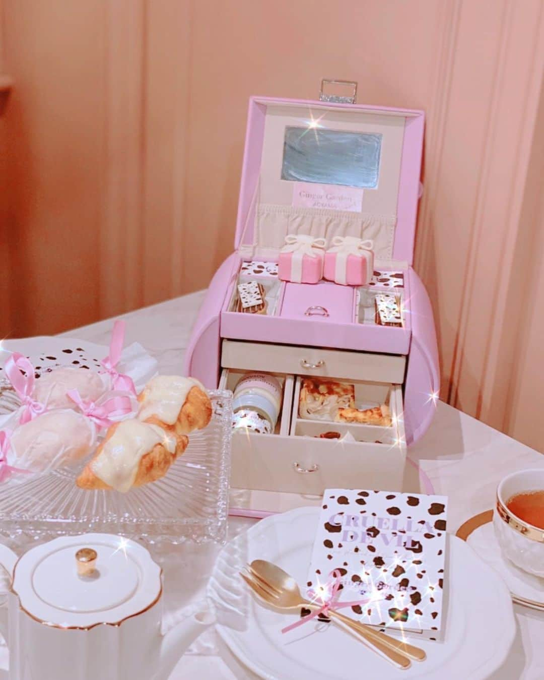 一ノ瀬まりなさんのインスタグラム写真 - (一ノ瀬まりなInstagram)「afternoon tea🫖 . . #ジンジャーガーデン青山 さんに行ってきました🍽 パープルカラーがとても可愛かったです♡ . . #青山カフェ #表参道カフェ  #gingergardenaoyama  #パープルカラー #パープル  #クルエラデビル」1月20日 11時52分 - yuyuyu_marina