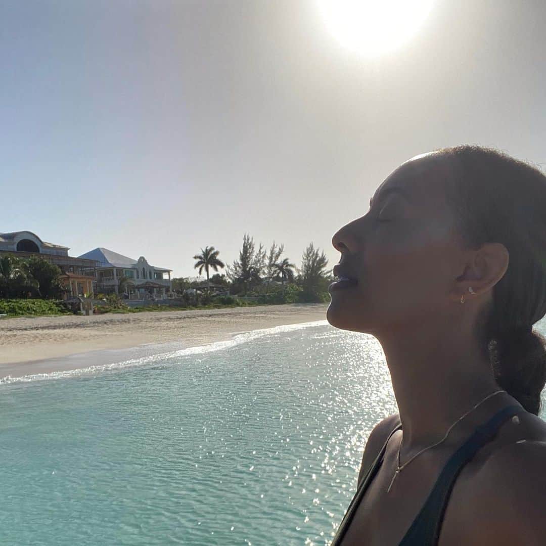 ケリー・ヒルソンのインスタグラム：「We tend to think beautiful things come to us, but we have to take the pieces and make something beautiful. You don’t “find” perfection, you MAKE it.」