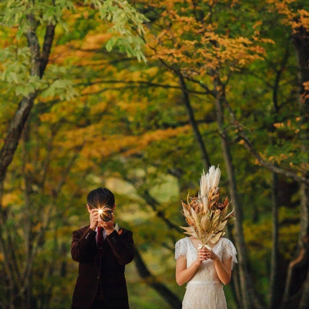 ゼクシィさんのインスタグラム写真 - (ゼクシィInstagram)「【秋の思い出を残したくて……！前撮りロケSNAP】 . 今回は、#ゼクシィ2020 のハッシュタグをつけて 投稿頂いた中から、美しい紅葉に彩られた 森の中での前撮りフォトをご紹介します🍂 . 秋に予定していた結婚式が延期になり どうしても秋に思い出を残したくて 前撮りのロケーション撮影を実施。 . 洋装での撮影にもこだわりたかったので、 ブーケ、ブートニア、ヘッドドレスを手作り。 ドレスでの撮影は寒かったけれど、 紅葉のピークに写真が残せて結果大満足✨ . @nk__wd  さん . +♥+:;;;:+♥+:;;;:+♥+:;;;:+♥+:;;;:+♥+:;;;:+♥ . プロポーズから結婚式まで素敵なお写真募集中！ . ゼクシィ公式アカウントでお写真を紹介してみませんか？ 【#ゼクシィ2021】 を付けて投稿してください♡ . +♥+:;;;:+♥+:;;;:+♥+:;;;:+♥+:;;;:+♥+:;;;:+♥ . ▼公式アプリもCHECKしてね ゼクシィアプリはURLから👀 @zexyrecruit  #前撮り#前撮りフォト#ロケフォト#ロケーションフォト#洋装前撮り _ #前撮り小物#前撮りドレス#ドライブーケ#ブライダルヘア#紅葉前撮り#ウェディングドレス#花嫁diy#撮影アイテム#結婚準備 _ #全国のプレ花嫁さんと繋がりたい#日本中のプレ花嫁さんと繋がりたい#前撮り撮影#前撮りレポ#ロケフォト#前撮りヘア#フォトウェディング#2020冬婚#2020秋婚#2021夏婚 _ #2021春婚#ゼクシィ#ちーむゼクシィ#幸せが動きだしたらゼクシィ」1月20日 12時00分 - zexyrecruit