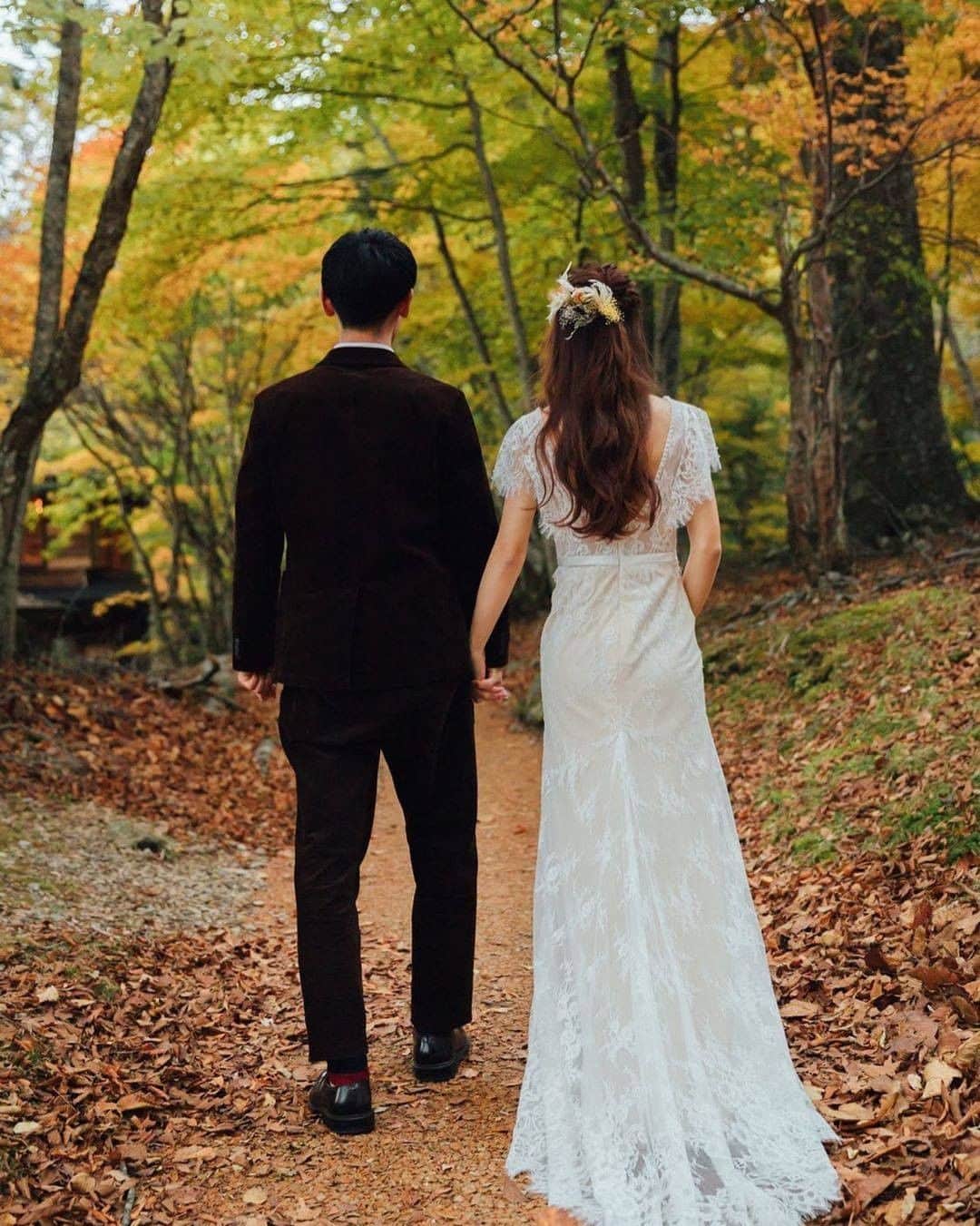 ゼクシィさんのインスタグラム写真 - (ゼクシィInstagram)「【秋の思い出を残したくて……！前撮りロケSNAP】 . 今回は、#ゼクシィ2020 のハッシュタグをつけて 投稿頂いた中から、美しい紅葉に彩られた 森の中での前撮りフォトをご紹介します🍂 . 秋に予定していた結婚式が延期になり どうしても秋に思い出を残したくて 前撮りのロケーション撮影を実施。 . 洋装での撮影にもこだわりたかったので、 ブーケ、ブートニア、ヘッドドレスを手作り。 ドレスでの撮影は寒かったけれど、 紅葉のピークに写真が残せて結果大満足✨ . @nk__wd  さん . +♥+:;;;:+♥+:;;;:+♥+:;;;:+♥+:;;;:+♥+:;;;:+♥ . プロポーズから結婚式まで素敵なお写真募集中！ . ゼクシィ公式アカウントでお写真を紹介してみませんか？ 【#ゼクシィ2021】 を付けて投稿してください♡ . +♥+:;;;:+♥+:;;;:+♥+:;;;:+♥+:;;;:+♥+:;;;:+♥ . ▼公式アプリもCHECKしてね ゼクシィアプリはURLから👀 @zexyrecruit  #前撮り#前撮りフォト#ロケフォト#ロケーションフォト#洋装前撮り _ #前撮り小物#前撮りドレス#ドライブーケ#ブライダルヘア#紅葉前撮り#ウェディングドレス#花嫁diy#撮影アイテム#結婚準備 _ #全国のプレ花嫁さんと繋がりたい#日本中のプレ花嫁さんと繋がりたい#前撮り撮影#前撮りレポ#ロケフォト#前撮りヘア#フォトウェディング#2020冬婚#2020秋婚#2021夏婚 _ #2021春婚#ゼクシィ#ちーむゼクシィ#幸せが動きだしたらゼクシィ」1月20日 12時00分 - zexyrecruit