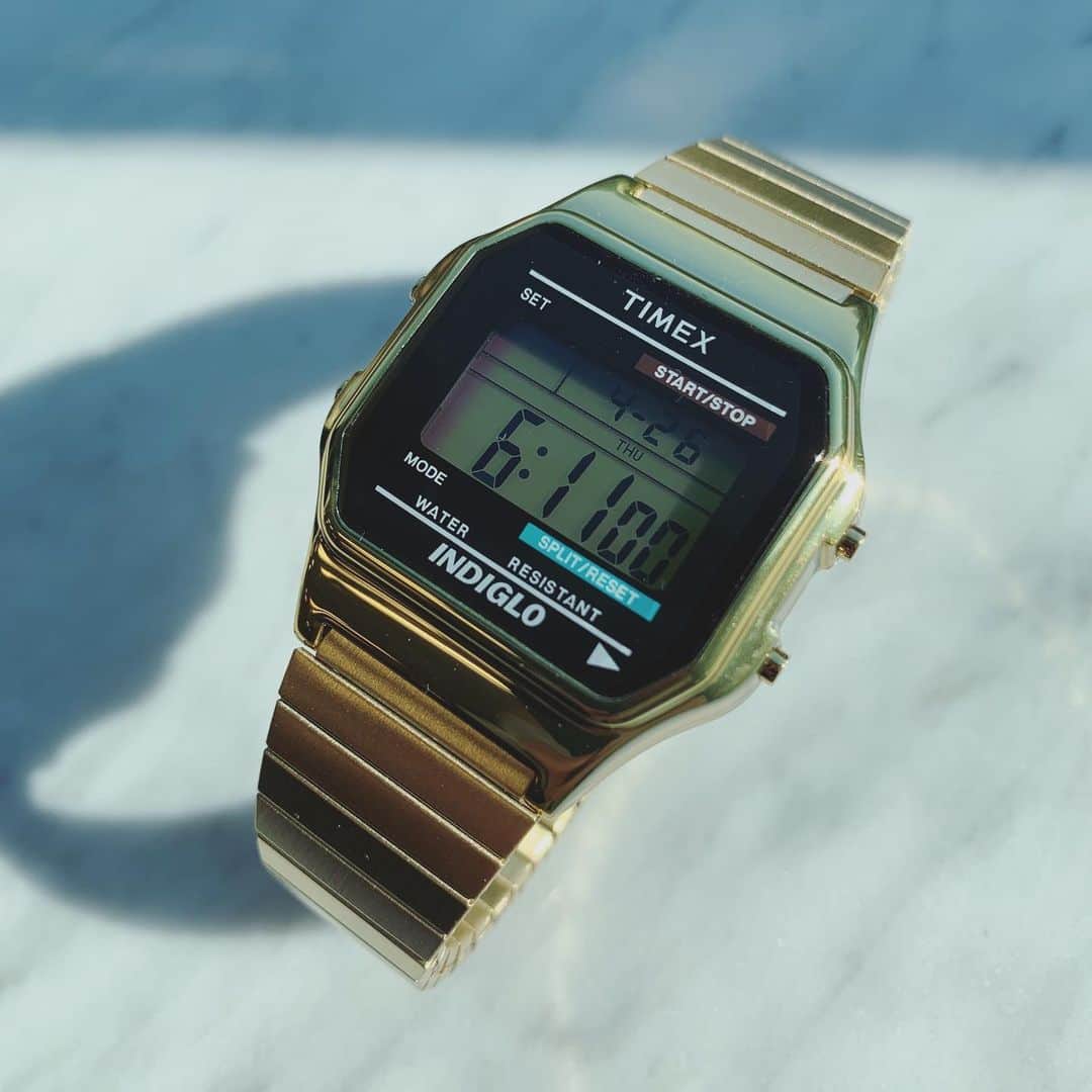 HIROBさんのインスタグラム写真 - (HIROBInstagram)「🔔WINTER SALE開催中❣️再入荷した商品もございます！ベイクルーズストアで人気の時計をご紹介💡今すぐチェック📝﻿ ﻿ ◆ TIMEX"classic digital" ◆﻿ ﻿ 長らく欠品していた人気商品が再入荷いたしました！レトロでシンプルなデザインは、合わせるファッションを選びません。クロノグラフ、アラーム、インディグロ ナイトライトを装備しており、タイメックスらしく機能的にも優れた一本です。﻿ ﻿ ✔️ TIMEX T78677﻿ ¥8,800税込﻿ から今だけ10%OFFの¥7,920税込﻿ ﻿ ✔️ TIMEX T78587﻿ ¥8,800税込﻿ から今だけ10%OFFの¥7,920税込﻿ ﻿ ※オンラインストアのみで展開しております。店舗取り寄せも可能となりますので、各店舗へお問い合わせください。﻿ ﻿ ﻿ #hirob#baycrews#baycrewsstore#watch#casualwatch#simple#antique#vintage#ヒロブ#ベイクルーズ#ベイクルーズストア#時計#腕時計#ウォッチ#カジュアルウォッチ#アンティーク#ビンテージ#ヴィンテージ#アンティークウォッチ#ビンテージウォッチ#TIMEX#タイメックス」1月20日 12時01分 - hirob.jp