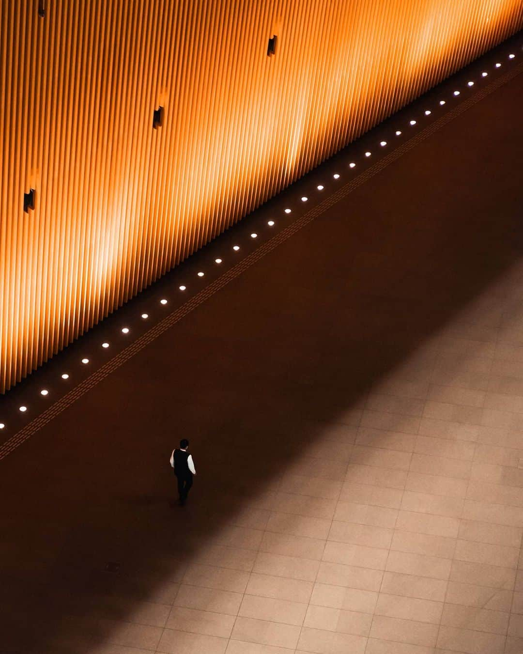 Joshさんのインスタグラム写真 - (JoshInstagram)「Tokyo international forum. Another fleeting moment.  . . . . . . #東京 #東京カメラ部 #日本 #写真部 #ourmoodydays #streetframe #streetclassics #streets_vision #urbanromantix #urbanandstreet #citygrammers #killyourcity #discoverjapan #discovertokyo #streetmobs  #japan_vacations #urban_shutter #tokyocameraclub #streetdreamsmag #night_owlz #citykillerz #street_focus_on #streetgrammer #visitjapanjp #explorejapan #fatalframes #agameoftones #rawurbanshots #igjapan #igersjp」1月20日 11時56分 - joshtaylorjp