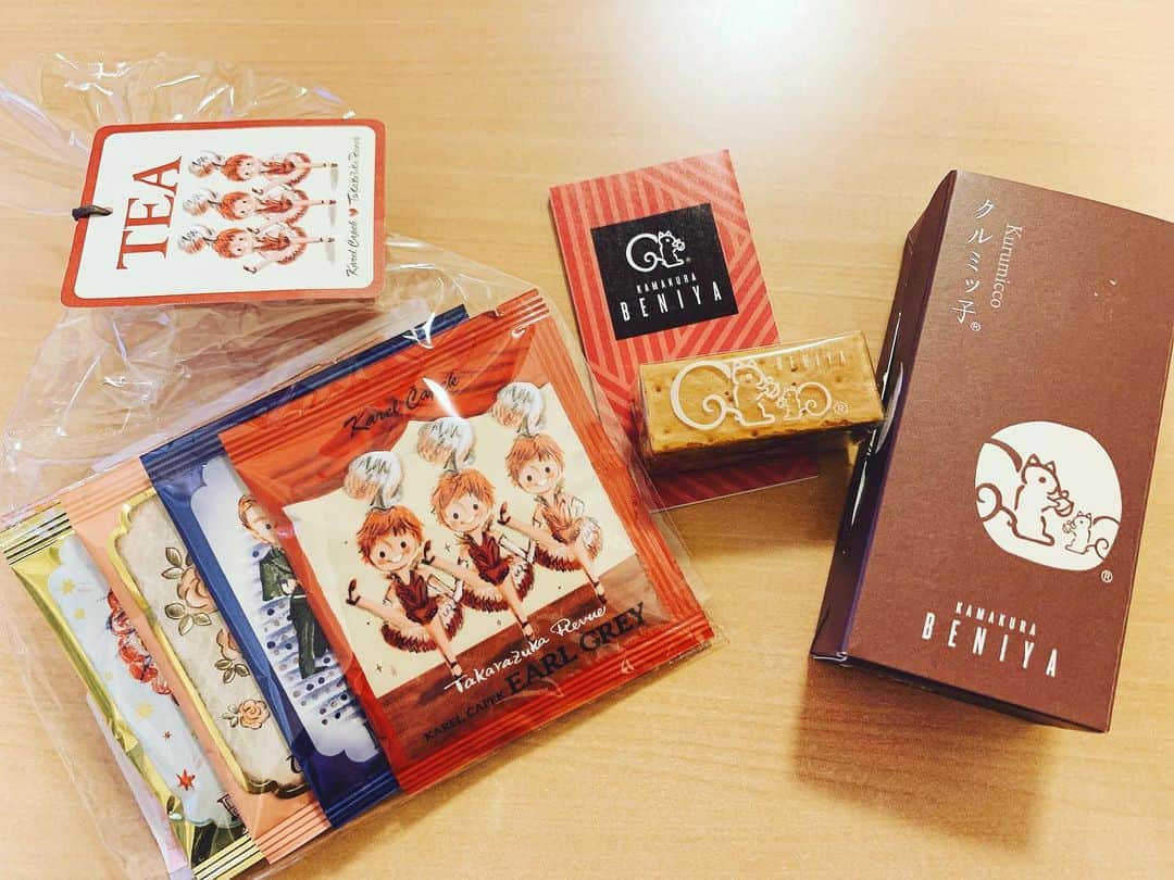 瑞羽奏都（水谷美月）のインスタグラム：「差し入れ🎁  2日間入った貴重な現場で頂きました✨ クルミっ子、美味しい💕 「甘いからコーヒーに合うと思う」と言われましたが、長丁場の途中で食べた時、甘過ぎずちょうどいいなんて思った私… "疲れてません！大丈夫！！" なんて言ってたけど、身体は疲れてるんだなと察した瞬間でした😅  色々と大変だったけど、それ以上に楽しくて、沢山勉強にもなり、いつかは…と思え刺激を得た素敵な現場でした✨  紅茶は、お家でゆっくり飲みたいと思います☕️ ありがとうございました💕  #差し入れ #クルミっ子  #美味しい #tea #takarazuka」