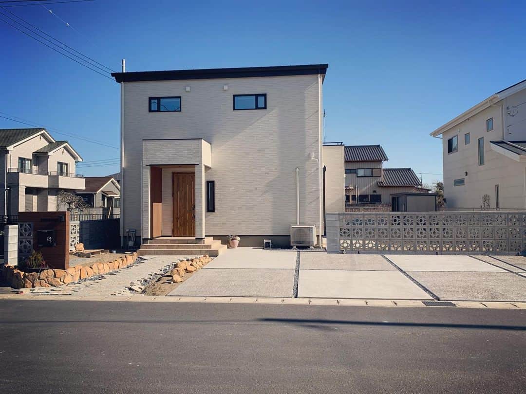 株式会社戸諸工務店さんのインスタグラム写真 株式会社戸諸工務店instagram 沖縄の花ブロックを採用した外構施工例 花ブロック 花ブロックの門柱 花ブロックのある家 花ブロックのある暮らし 外構デザイン 外構工事 外構プラン 外構計画 旭市 匝瑳市