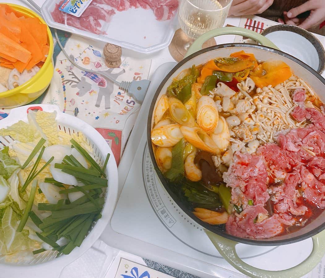 菅長愛子のインスタグラム：「🥘🌶🔥 #火鍋 おうちご飯に。 とっても楽しみにしていたお客様からいただいた火鍋の素🥘  おいしかったー😭🙌❤️  #食べスタグラム  #foodstagram  #ダイエット  #ダイエットメニュー  #ダイエットご飯  #ご飯  #メニュー  #献立 #トレーニング女子  #料理上手になりたい  #健康  #ダイエット飯 #ヘルシー料理  #手料理  #昼ごはん  #ランチ  #晩御飯 #夜ご飯  #サラダ  #献立  #レシピ  #recipe #自己満」