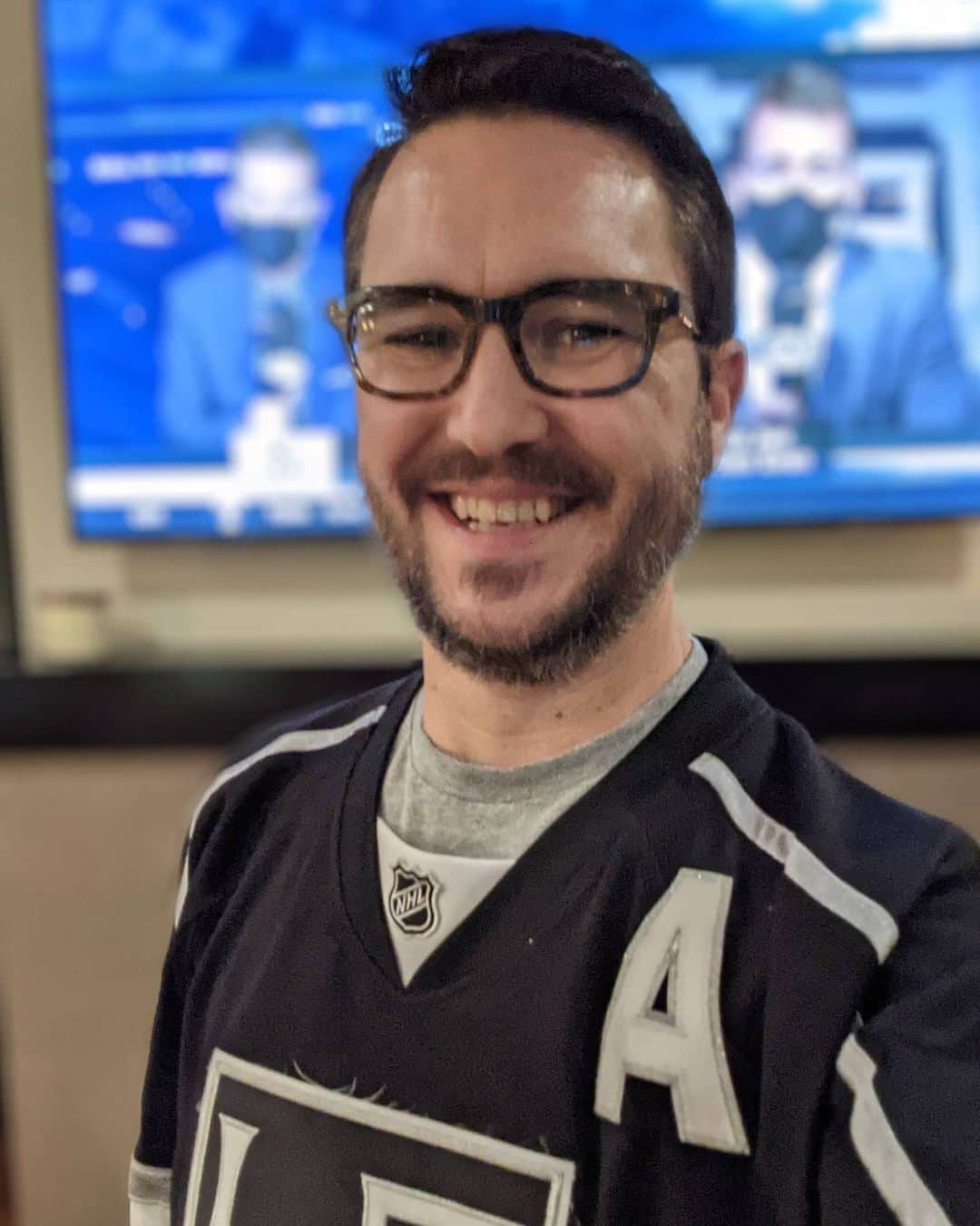 ウィル・ウィトンさんのインスタグラム写真 - (ウィル・ウィトンInstagram)「Getting ready for tonight's @lakings game. Wearing my Kopitar jersey from the second Stanley Cup run in 2014.  #GOKINGSGO」1月20日 11時57分 - itswilwheaton