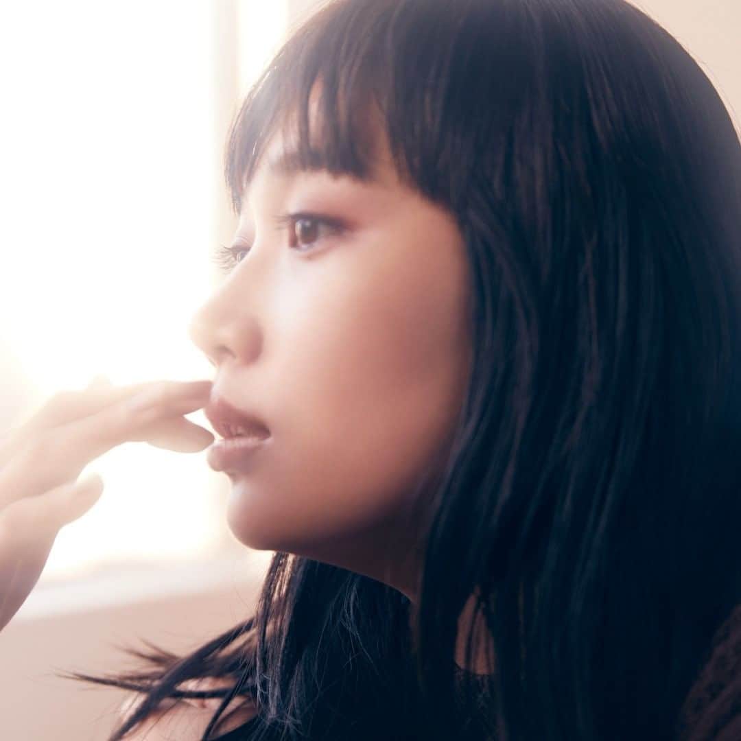 OPERA公式のインスタグラム：「╲いよいよ明日！／ 1.21全国のバラエティショップ販売開始💄  シアーリップカラー 104 カカオキス（限定色）  スティックになったカラーグロス。 深みのカカオに、ほのかな赤をしのばせた、ビタースイートなチョコレートブラウン。  販売店はプロフィールTOPのリンクからcheck👇 @opera_cosmetics  #オペラブラウンリップ #オペラリップティント #オペラシアーリップカラー #LIPTINT #SHEERLIPCOLOR #リップティント #ティントリップ #リップグロス #operacosmetics」
