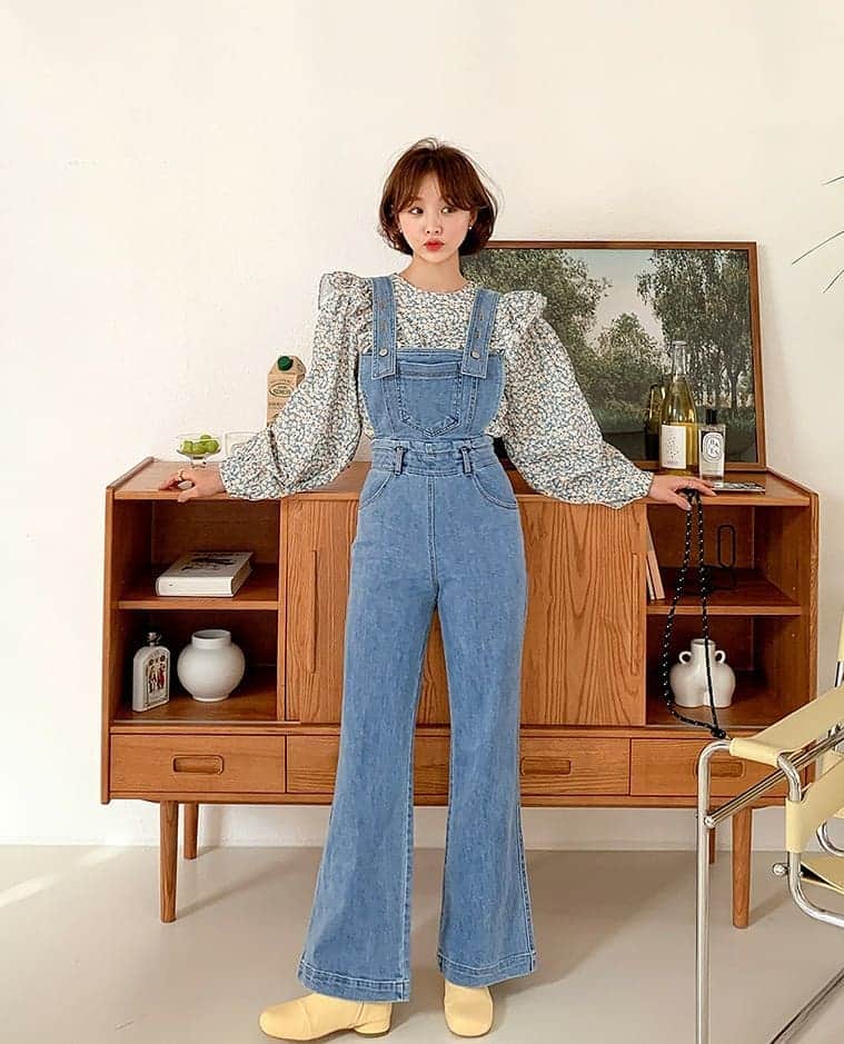 imvelyジャパンのインスタグラム：「🆕本日の新作5%OFF🆕 本日のPICKは少し春らしいコーデです🌸 可愛らしいフラワーパターンのフリルブラウスと デニムサロペット～◝(⑅•ᴗ•⑅)◜..°♡ 春が待ち遠しくなる可愛いコーデですよね♪  他にもカーディガンやワンピースなど 本日もたくさんの新作を準備して ブリー様をお待ちしております❤️❤️  ※こちら予約商品となります  詳細はサイトでチェックしてください💡  #イムブリー#IMVELY#ワンピース#大人カジュアル#大人可愛い#ootd#デイリー #カジュアルコーデ」