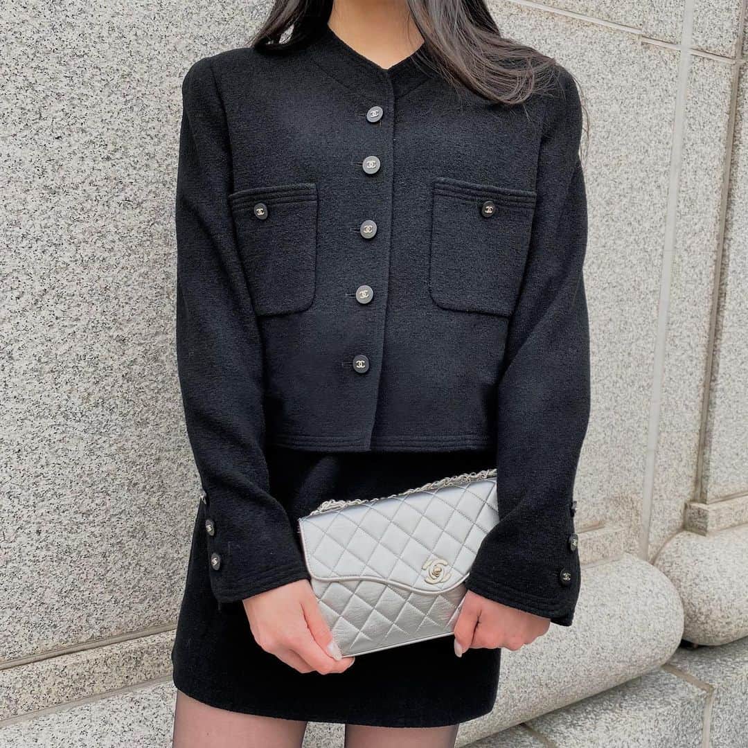 Vintage Brand Boutique AMOREさんのインスタグラム写真 - (Vintage Brand Boutique AMOREInstagram)「CHANEL COLLARLESS JACKET AND SKIRT SET FROM 96P SIZE 42   On website search for: AO25079  CHANEL LOGO SLEEVELESS TOPS SIZE 40 (Tops)  DM us to Order 🛒  ✈️Free Shipping Worldwide 📩DM for more info and pricing  ➡️info@amorevintagetokyo.com   #vintagechanel #amorevintage #vintageclothing」1月20日 12時02分 - amore_tokyo