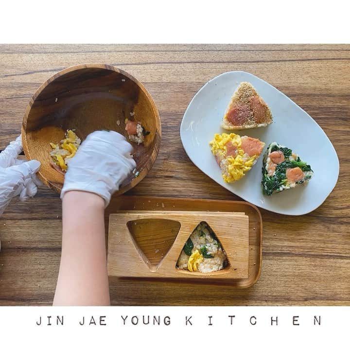 チン・ジェヨンのインスタグラム：「. [커밍순 #cont_공동구매] . Love  김밥보다쉬운 명란주먹밥 💕 런치도시락으로도 하나씩.  (밥은 소금간x. 명란으로만 간해요. ) 요렇게한팩, 저렇게한팩 먹으면 또 줄어드는게 아까워서아끼게되신다능...  저두요 그래요 ㅎ🤣. 피드사진들은  #콘티✖️맛의명태자 해시태그안에  영상레시피가정말많아요.  . . 그거 아시나요? 국내에서 최초로 짜먹는 튜브명란이출시된게 바로 맛의명태자입니다💓. . 1998년부터  3대째 이어오고있는 명란기업으로. 엄마들시절에 대경명란으로 기억하시는분이 많으실텐데 그시절 유명한 대경명란이, 맛의명태자 프리미엄브랜드로인사드려요.  . 명란을 안드시는분들도  맛의명태자를드시고 명란의편견을깼다는분들이 많으세요.  그만큼, 처음드시는분들도, 아이들도 기존명란과 다르긴다르다 바로느껴지실꺼예요.  . 국내 저염명란이라는 명란들도 염도 4% 아래의 명란을 찾기힘들어요. 🏷맛의명태자는 3.8% 염도의 짜지않은 건강한명란이라  꼭 드셔보세요.  120g씩 소분되어있어 따로소분하실필요가없어요.  . 제가. 주위사람들에게 가장많이선물하고, 또 먹이고싶은 명태자예요.  한번 드셔보신분들은 선물로도 기다리시는분들 정말많으신데  설 배송대란전 안전하게보내드리려고 열심히준비한 명태자명란  ♥️내일. 오전11시만나요.  설전준비수량으로 선물하실분들 일찍오세요.  . *1/26 순차발송시작되어요. *제주발송가능 (추가배송비) . #콘티✖️맛의명태자 (1/21-24) #진재영_ucc #진재영키친 @con.t_commerce  @myeongtaeja_ . .」