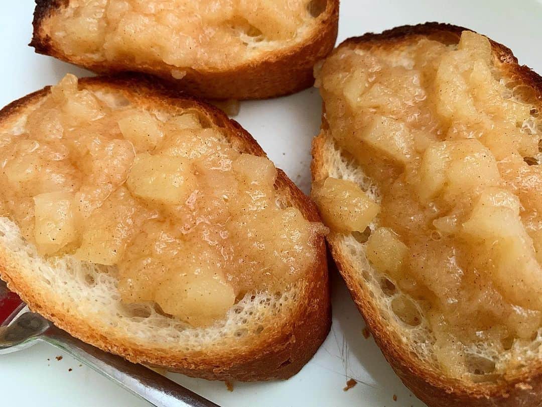 畑喜子さんのインスタグラム写真 - (畑喜子Instagram)「弟の嫁さんが作った手作りのりんごシナモンジャムが美味すぎる❗️❗️ フランスパンに塗って焼くだけでまるで高級アップルパイを食べてるような風味がする😊 あまりジャムとか普段使わないけどこれはめっちゃ食べてしまう🙌 料理上手な嫁さんって良いよねぇ❤️ #義理の妹  #弟の嫁さん #料理上手 #手作りジャム」1月20日 12時04分 - carnelian_hata
