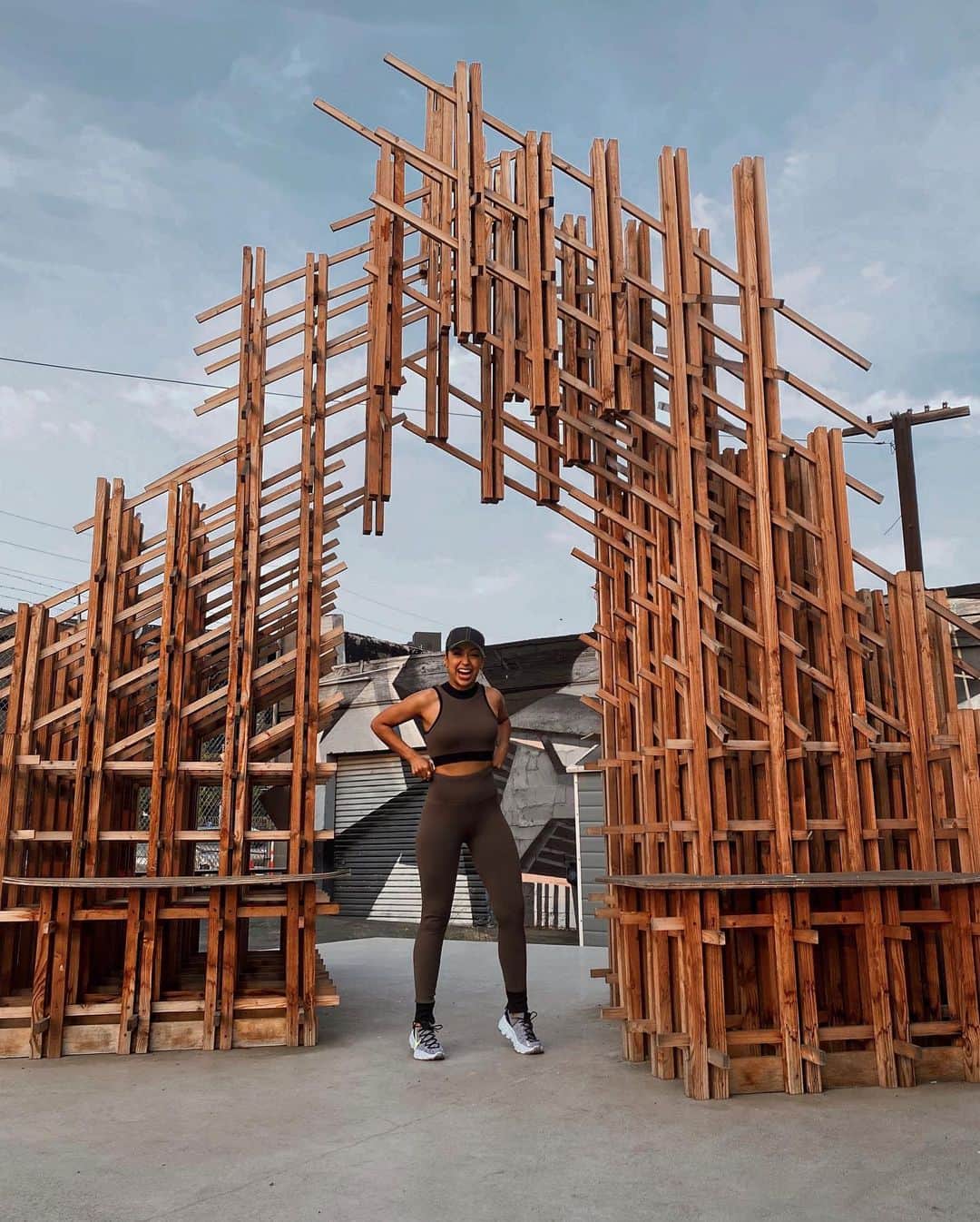 リザ・コッシーのインスタグラム：「she's a stick... house  this toothpick is rocking #LizaXFabletics • become a VIP member and get 2 bottoms for $24, which is cheaper than $25 • hi europe, we’re avail at @fableticsEU for you. and yes, the link is still proudly in my bio.」