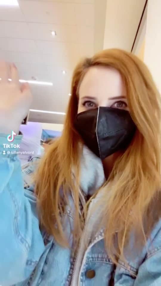 のインスタグラム：「💥 LIFE HACK: Never walk through an airport again.. 😉✈️ who remembers Heelys!? 🤷‍♀️😌 #lifehack」